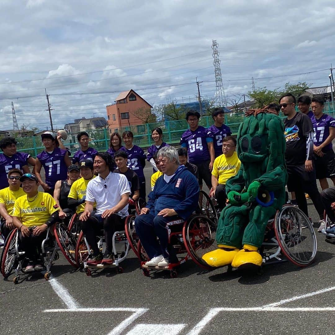 狩野恵輔さんのインスタグラム写真 - (狩野恵輔Instagram)「先日東大阪市ウィルチェアースポーツ広場にて車椅子に初めて乗りました。  少しの段差、少しの傾斜、人が多い場所などが困難な時もありまた恐怖を感じる時もある事を感じ、聞くことができ貴重な体験でした。  「車椅子に乗っている私達も障害の度合いや年齢で出来ること出来ないことが分かれます。なのでもし街中で見かけたら道が分からなくて困ってる人に声をかけるくらいの気持ちで『大丈夫ですか⁉』︎と声をかけて頂いたらもの凄く嬉しいです」 と仰ってました。  ほんの少し前輪を上げてもらえるだけで、後ろから押してもらえるだけで本当に助かる時も多いみたいです。  最後は車椅子のソフトボールもやってきました。 打つのも守るのも走るのも難しかったけどみんなで盛り上がって楽しめました。 次は柵越えできるように頑張ろう^_^  #東大阪市ウィルチェアースポーツ広場 #車椅子ソフトボール #関西unbalance #天理大学 #アメリカンフットボール部 #1.2.3.4ゴーヤ #たこ焼き道楽わなか #狩野恵輔」7月15日 7時22分 - keisuke_kanoh_official