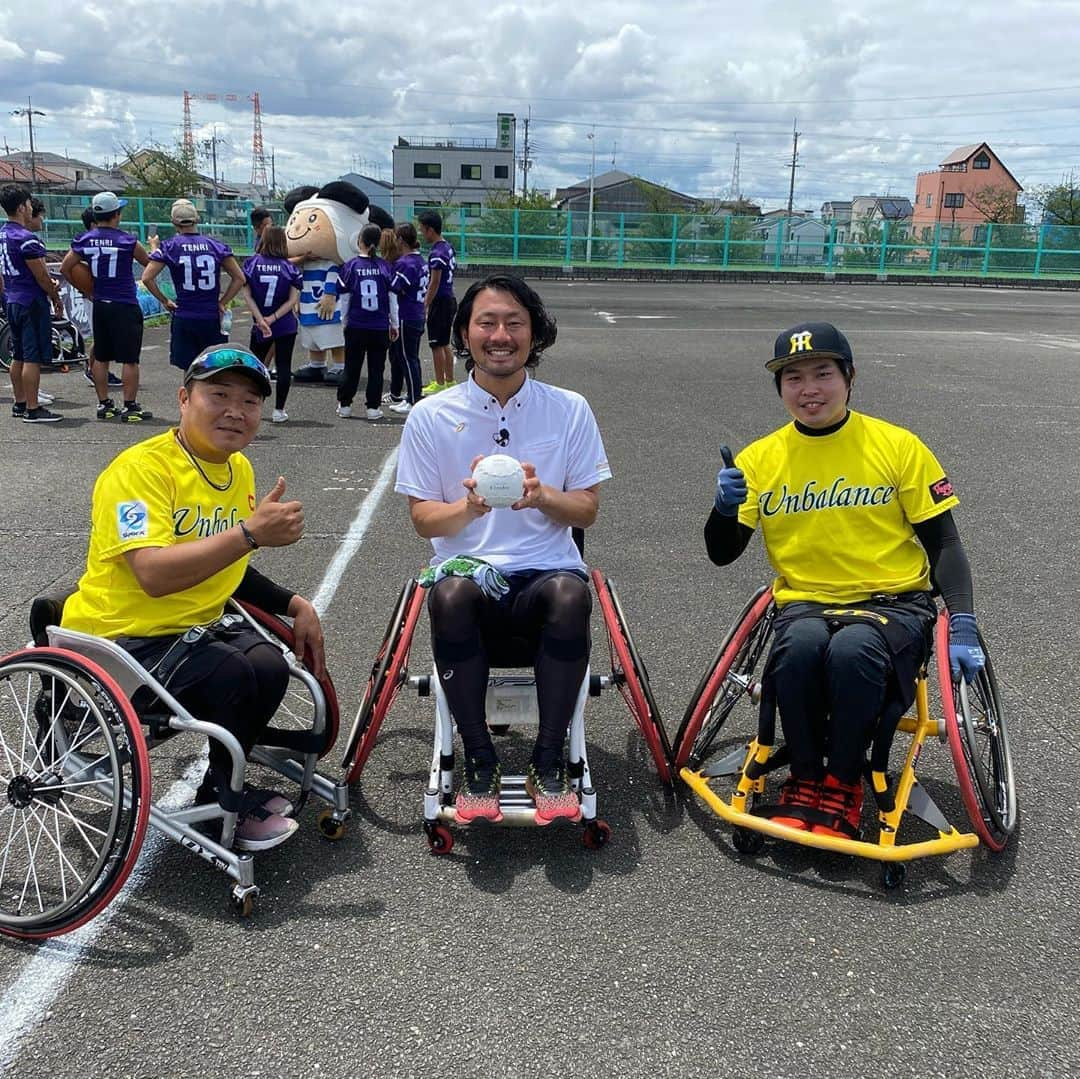 狩野恵輔さんのインスタグラム写真 - (狩野恵輔Instagram)「先日東大阪市ウィルチェアースポーツ広場にて車椅子に初めて乗りました。  少しの段差、少しの傾斜、人が多い場所などが困難な時もありまた恐怖を感じる時もある事を感じ、聞くことができ貴重な体験でした。  「車椅子に乗っている私達も障害の度合いや年齢で出来ること出来ないことが分かれます。なのでもし街中で見かけたら道が分からなくて困ってる人に声をかけるくらいの気持ちで『大丈夫ですか⁉』︎と声をかけて頂いたらもの凄く嬉しいです」 と仰ってました。  ほんの少し前輪を上げてもらえるだけで、後ろから押してもらえるだけで本当に助かる時も多いみたいです。  最後は車椅子のソフトボールもやってきました。 打つのも守るのも走るのも難しかったけどみんなで盛り上がって楽しめました。 次は柵越えできるように頑張ろう^_^  #東大阪市ウィルチェアースポーツ広場 #車椅子ソフトボール #関西unbalance #天理大学 #アメリカンフットボール部 #1.2.3.4ゴーヤ #たこ焼き道楽わなか #狩野恵輔」7月15日 7時22分 - keisuke_kanoh_official