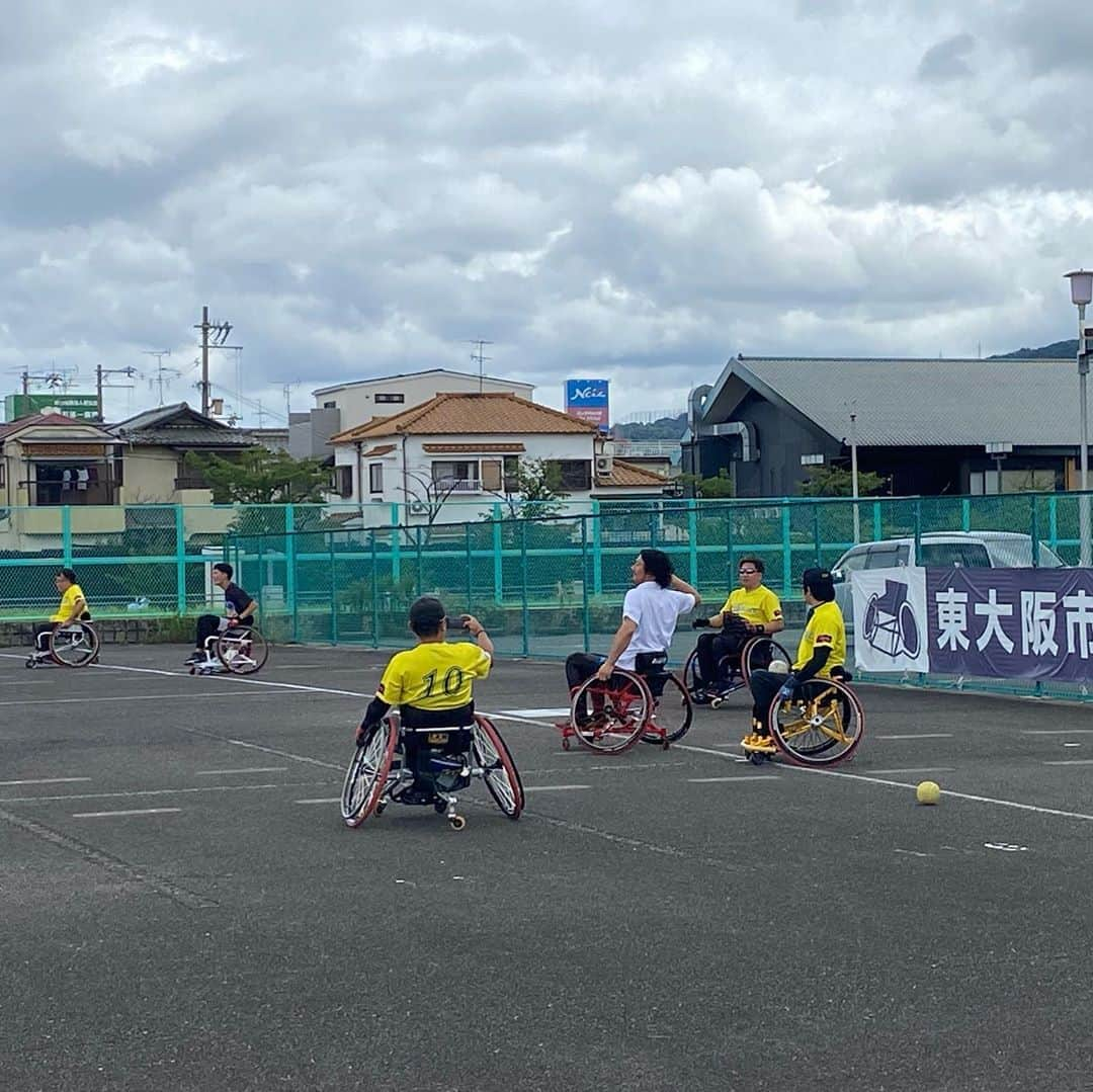 狩野恵輔さんのインスタグラム写真 - (狩野恵輔Instagram)「先日東大阪市ウィルチェアースポーツ広場にて車椅子に初めて乗りました。  少しの段差、少しの傾斜、人が多い場所などが困難な時もありまた恐怖を感じる時もある事を感じ、聞くことができ貴重な体験でした。  「車椅子に乗っている私達も障害の度合いや年齢で出来ること出来ないことが分かれます。なのでもし街中で見かけたら道が分からなくて困ってる人に声をかけるくらいの気持ちで『大丈夫ですか⁉』︎と声をかけて頂いたらもの凄く嬉しいです」 と仰ってました。  ほんの少し前輪を上げてもらえるだけで、後ろから押してもらえるだけで本当に助かる時も多いみたいです。  最後は車椅子のソフトボールもやってきました。 打つのも守るのも走るのも難しかったけどみんなで盛り上がって楽しめました。 次は柵越えできるように頑張ろう^_^  #東大阪市ウィルチェアースポーツ広場 #車椅子ソフトボール #関西unbalance #天理大学 #アメリカンフットボール部 #1.2.3.4ゴーヤ #たこ焼き道楽わなか #狩野恵輔」7月15日 7時22分 - keisuke_kanoh_official