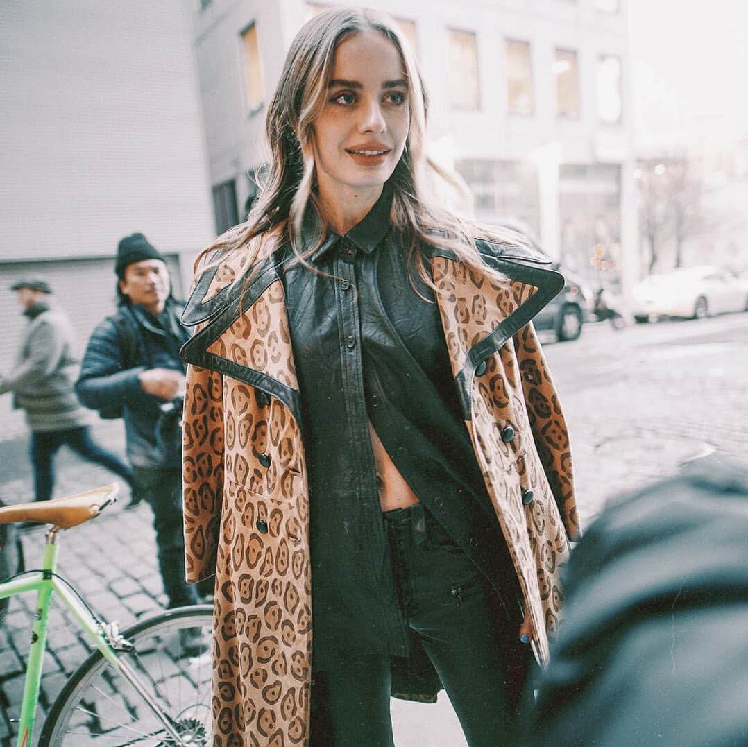 SONYA ESMANのインスタグラム：「wolves don’t run with sheep.」