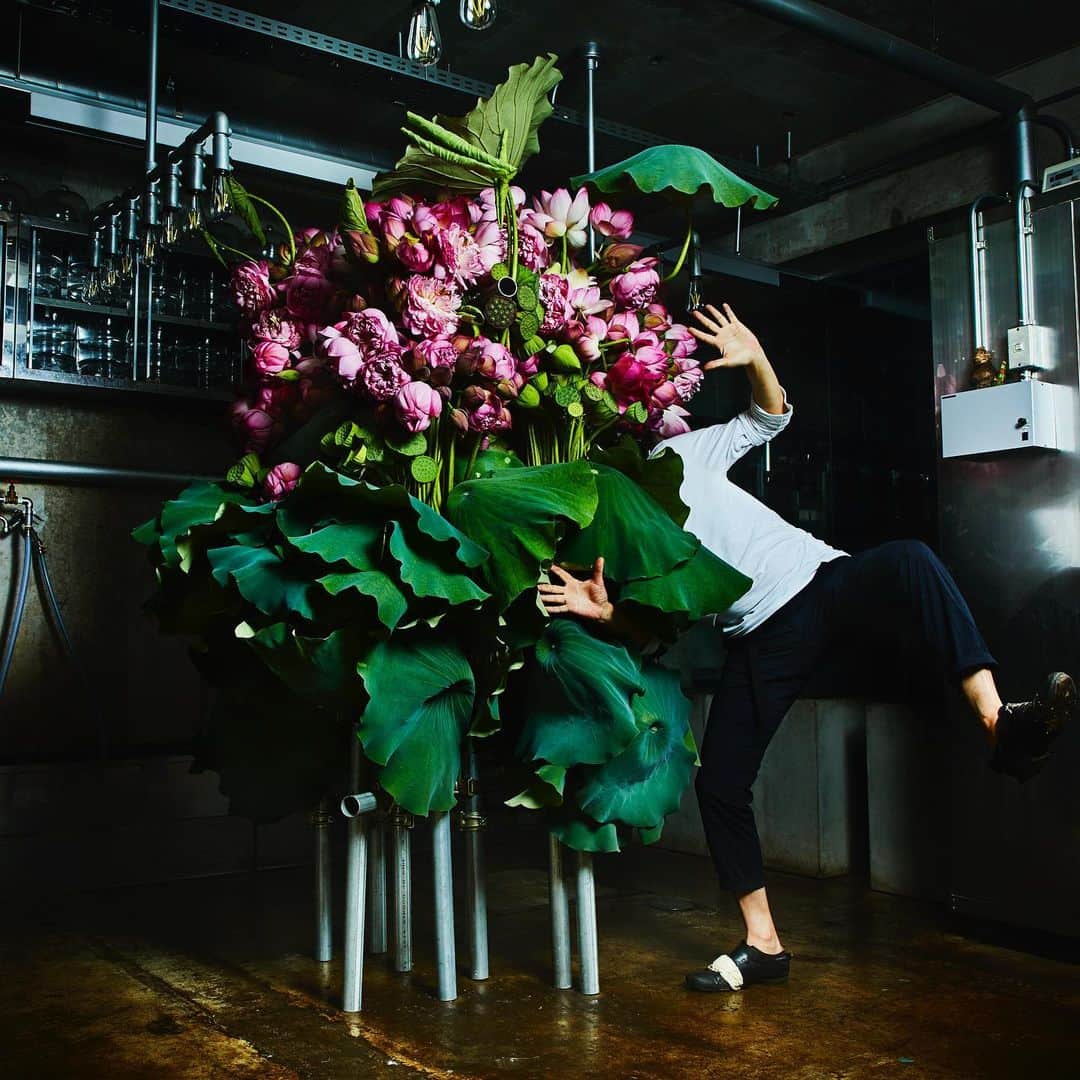 東信のインスタグラム：「Botanical Sculpture in Aoyama Date: July 14, 2020 #azumamakoto #makotoazuma #shiinokishunsuke #amkk #amkkproject #flowers #flowerart #botanicalsculpture #東信 #東信花樹研究所 #蓮 #ハス #tokyo #毎年恒例 #花と祈り #災難即滅」