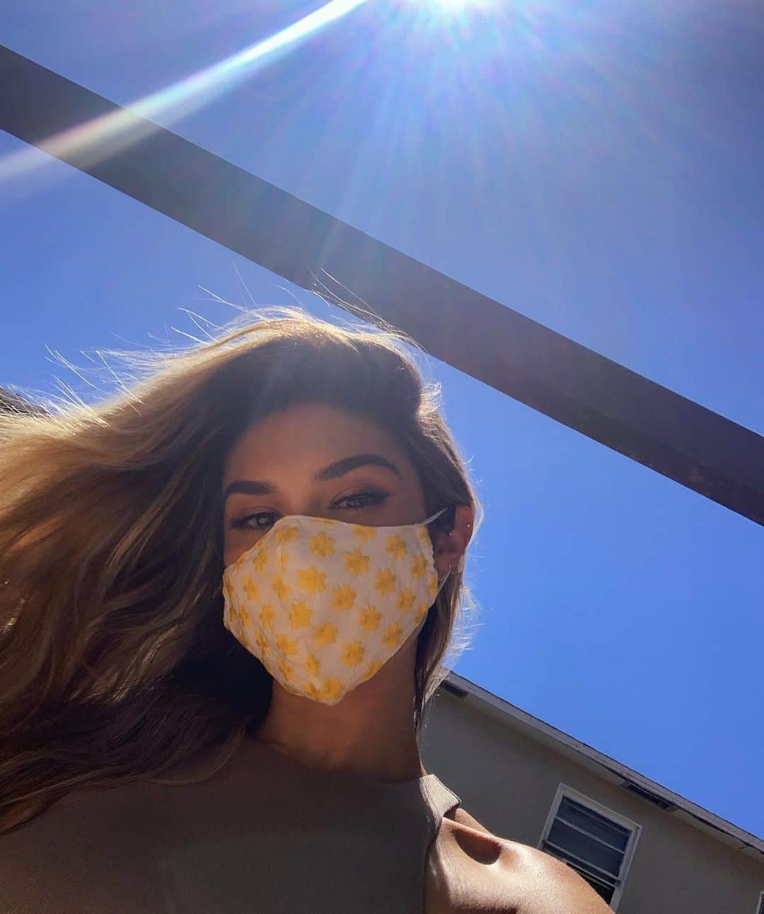 キャシー・ケリーのインスタグラム：「what a beautiful day to give a sh💩 about other people #wearamask」