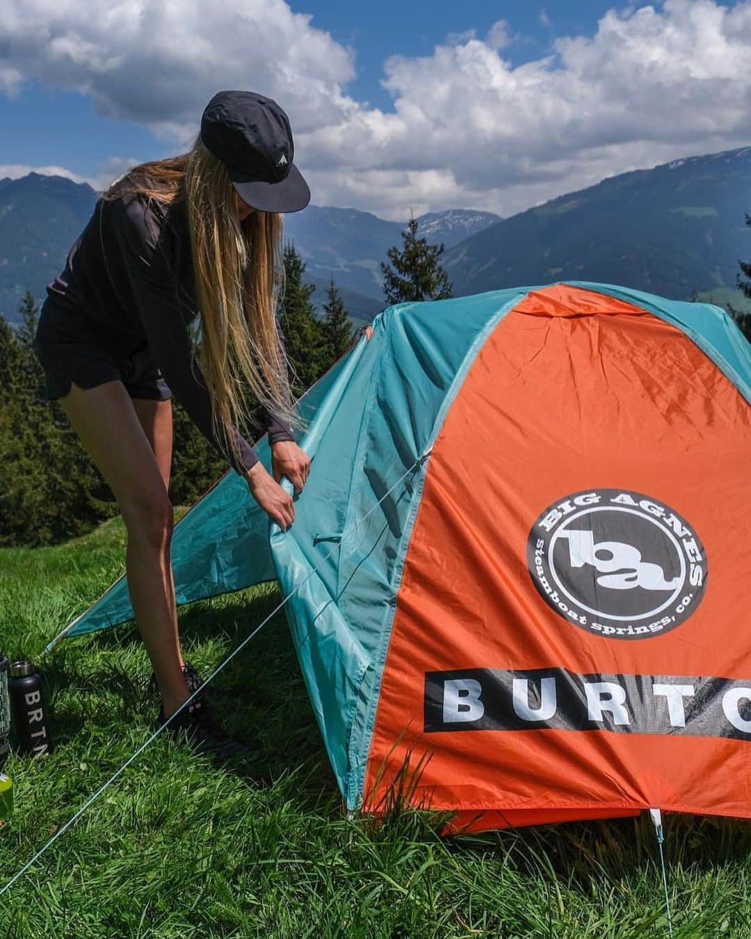 Burton Japanさんのインスタグラム写真 - (Burton JapanInstagram)「2人用のBig Agnes®︎ x Burton Blacktail 2 Tentは、1人でも簡単に設営できます。でも、2人で設営すれば、より絆が深まるでしょう。Photo: @life.in.white #SpringSummer2020Burton #CampOn #BigAgnes」7月15日 7時53分 - burtonjapan