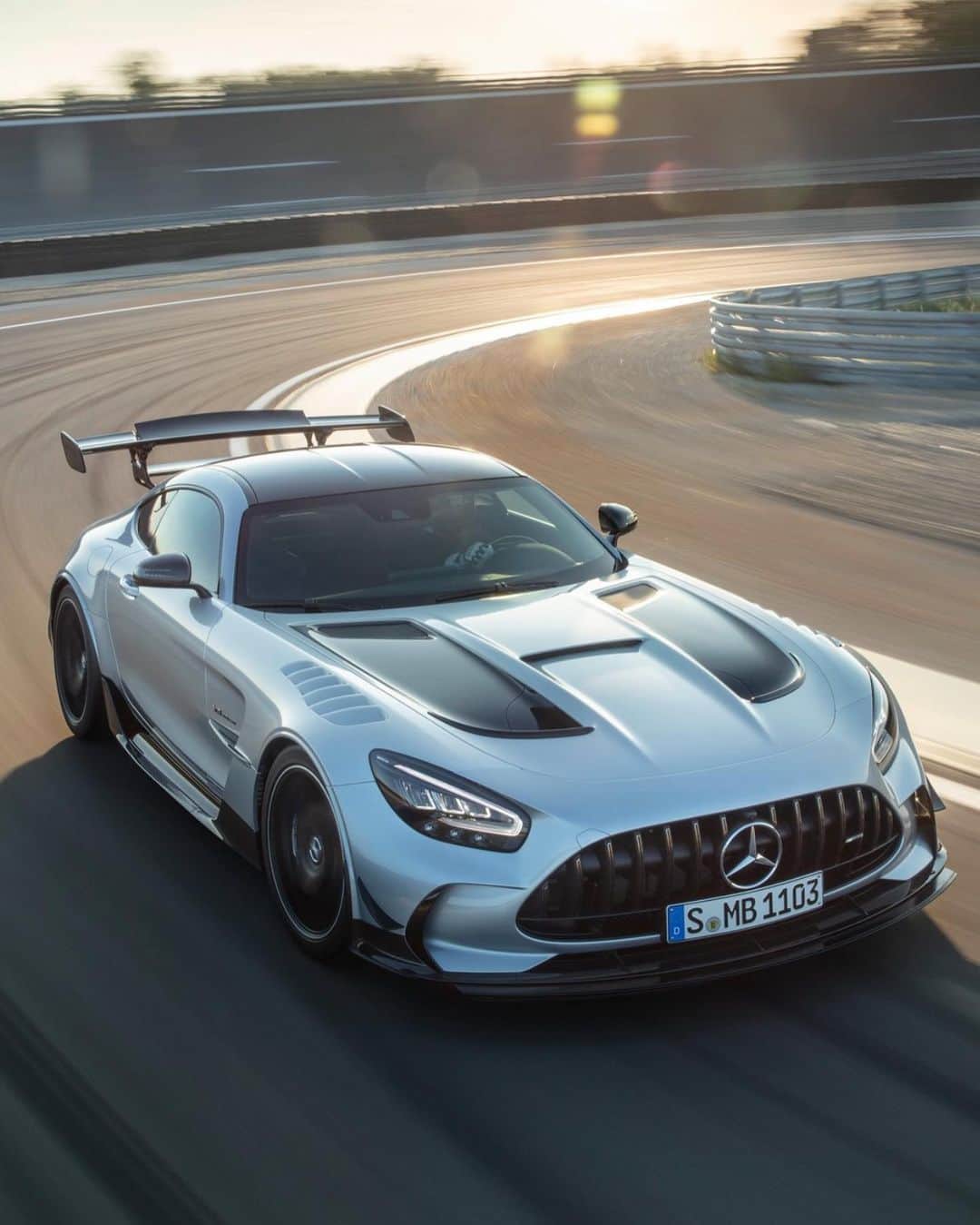 CARLiFESTYLEさんのインスタグラム写真 - (CARLiFESTYLEInstagram)「The 2021 Mercedes AMG GT Black Series Specs: 720hp & 590lb-ft of torque Flat-plane crank 4.0L Twin Turbo V8. 0-60mph in 3.1 seconds and 0-124mph in less than 9 seconds. Top speed is 202mph. What do you guys think? #amggtblackseries #blackseries #amg #carlifestyle」7月15日 7時59分 - carlifestyle