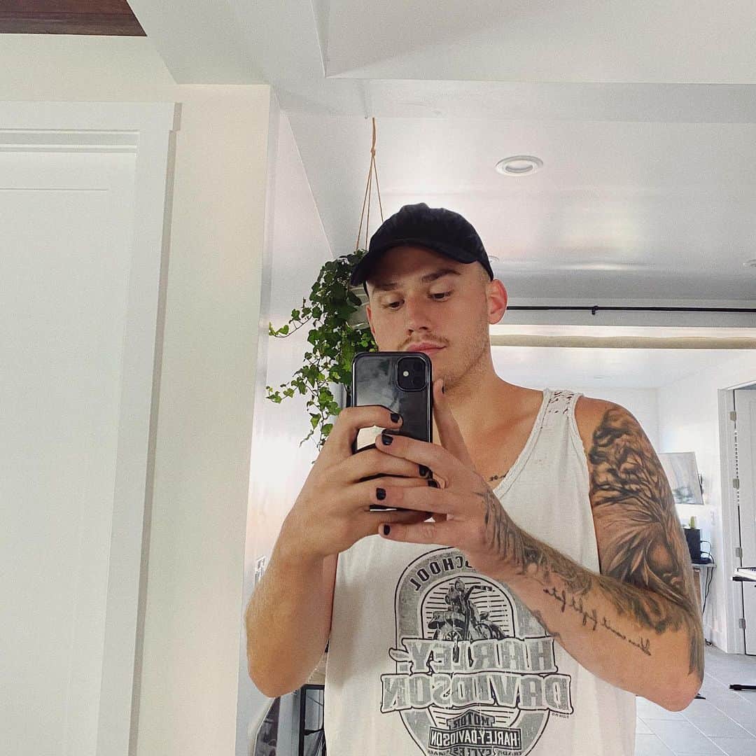 ブランドン・シェイアのインスタグラム：「Got a song coming out at the end of the month & y’all want previews, alright alright, swipe to the right 😏 share this post if that was enough to get you excited, xoxo - Gossip Girl」