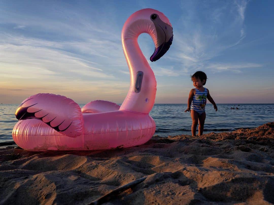 National Geographic Creativeさんのインスタグラム写真 - (National Geographic CreativeInstagram)「Photo by Keith Ladzinski @ladzinski / fun little moment on the shores of southern Lake Michigan, a time of year where folks of all shapes and sizes are doing their best to escape the summer heat. The Great Lakes is home to some 34 million people throughout 8 US states and 2 Canadian provinces. To see more photos from this assignment please visit @ladzinski」7月14日 23時05分 - natgeointhefield