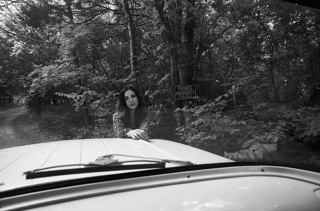 ミシェル・ブランチのインスタグラム：「My dear friend @brianbowensmith drove 11,000 miles across America documenting lockdown, taking photos to raise money for @feedingamerica He stopped through Nashville on that journey and took photos of me and my family-from a distance of course! He’s one of the most talented and generous people I’ve ever met. Let’s help him meet his goal!  #bbsdrivebys “The Book” is available for presale NOW on kickstarter.com Just search BBS Drivebys or click the link in my bio. ✌🏻」