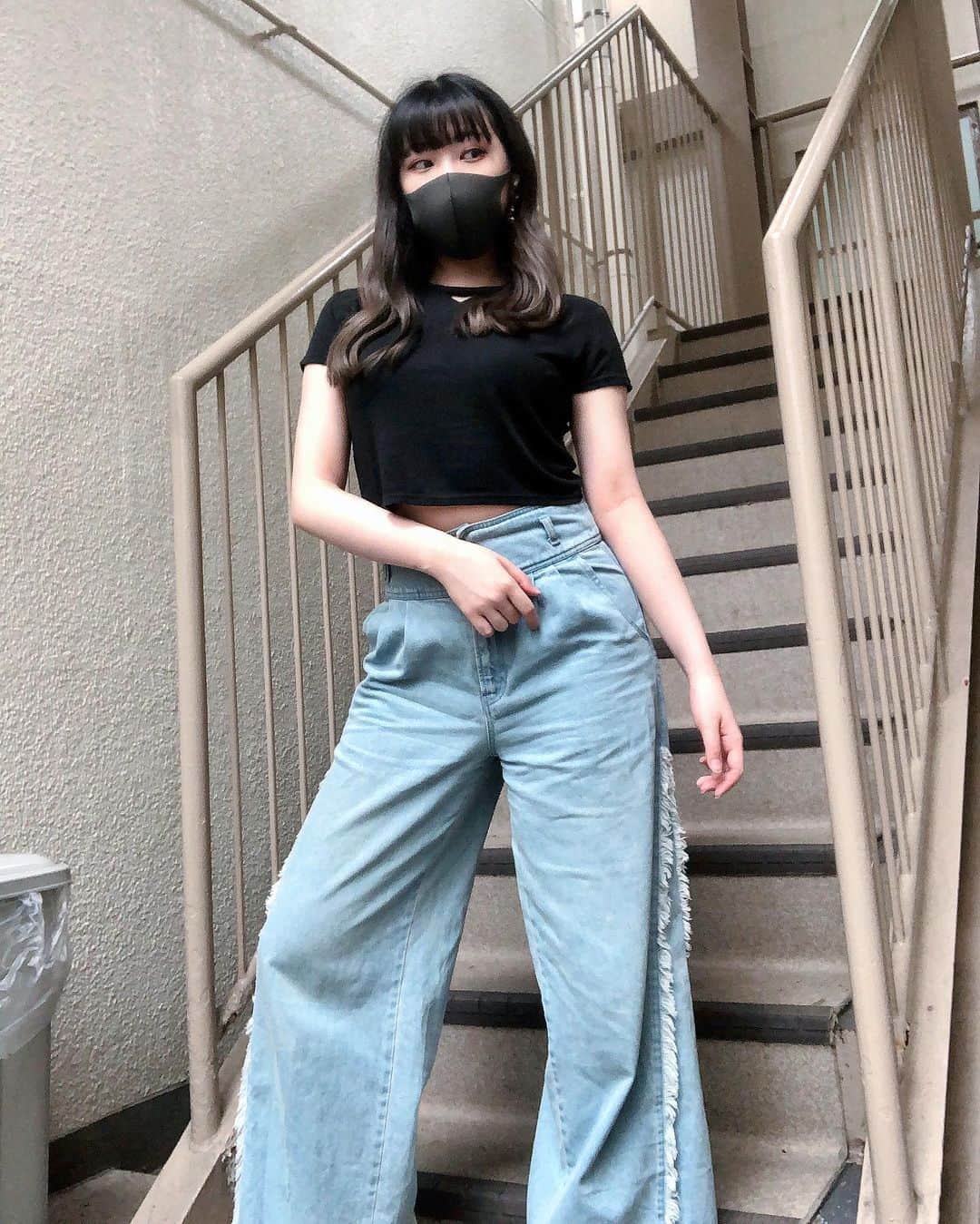 のインスタグラム：「アラーム無意識で消して30分で家飛び出た日（お腹見えすぎてた）  나두 모르게 알람 꺼버려서 정신 없이 집 나간날...죽는줄^ ^」