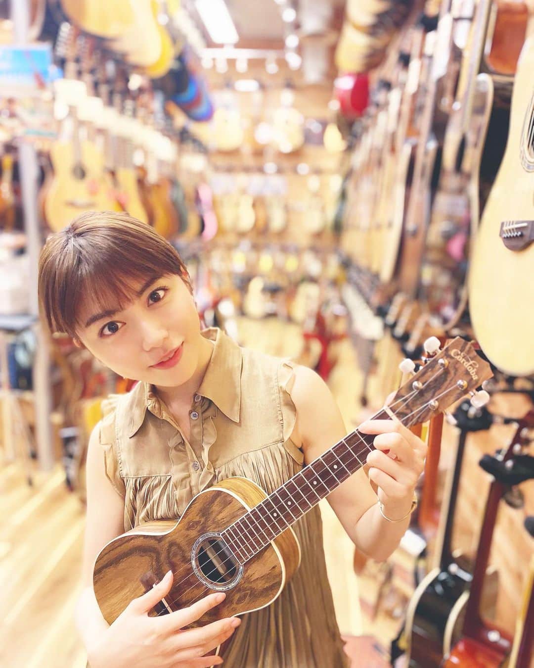 のインスタグラム：「ついに購入🪕🌺 まだ積極的には外出が出来ず お家にいる時間が長いのでこれを機に #ウクレレ 始めました。  ウクレレをやっていた祖母、 ハワイ大好きな祖父が 喜んでくれるかも〜🐬  #弾ける風写真ですが #まったくの初心者です  #頑張ろう  #ukulele #concertukulele コンサートウクレレ #ウクレレ初心者 #ウクレレ女子」