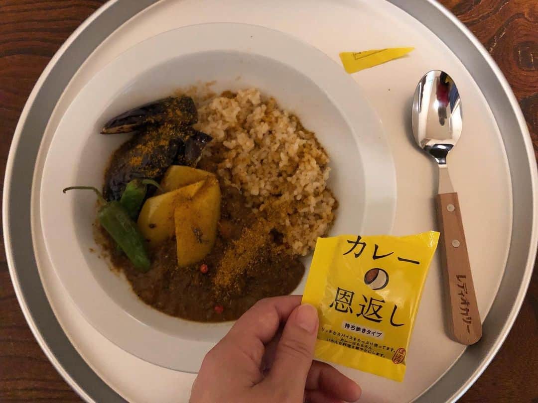 土井コマキのインスタグラム：「自粛期間中スパイス切れを起こした私に、カレー神おちけんさんが恵んでくだすったやつ。２つ貰って１つ残してた貧乏症。焼き野菜のせてスパイスの…力をさずけて〜♪ 📻お皿とスプーン現在発売中🍛詳しくはfunky802.comにAccess😉ってね。 #fm802 #レディオカリー」