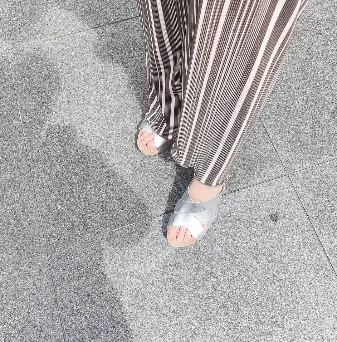 きりんさんのインスタグラム写真 - (きりんInstagram)「ㅤ ㅤ 載せたいコーデがたくさんある😍♡ ㅤ ㅤ この日は新しいサンダルを下ろして それが嬉しくて小物はシルバーでまとめてみたよ◡̈︎* ㅤ ㅤ tops ▷ @zara  pants ▷ @freshy_jp  shoes ▷ @flower_horie  bag ▷ @freshy_jp   ㅤ ㅤ 新しいサンダルは flowerでゲットしたよ◡̈︎* ㅤ ㅤ めちゃくちゃ軽くて歩き安くて ほんまお気に入り♡♡ ㅤ めっちゃめっちゃかわいいワンピースと 迷った甲斐があった😍♡ ㅤ ㅤ ㅤ ㅤ パンツはいつものfreshyのだよ◡̈︎* 割引コード［ rinrin ］使用で ショップ内の全商品10％OFFになります◡̈︎* （6/19〜7/19限定） ㅤ ㅤ ㅤ ㅤ ㅤ   #freshy #freshy_jp #freshy_ootd #freshy_コーデ #coordinate #コーデ #コーティネート  #コーデ記録」7月14日 23時18分 - kirin_sh0229