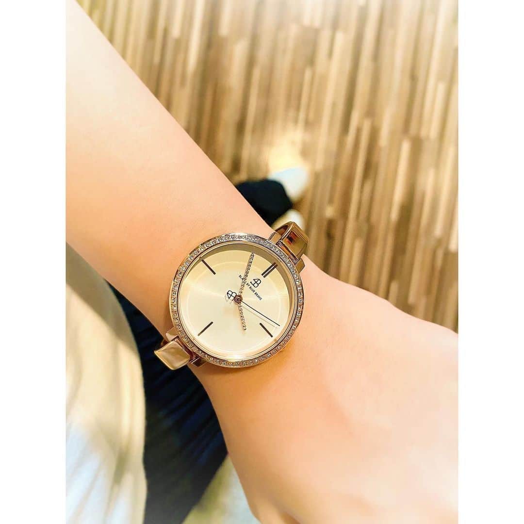 寺下智香（プロボウラー）のインスタグラム：「＊PR＊  ４Ｂ(BLACK BY BLUE BRAVE)様から頂いた腕時計⌚️💓 大好きなピンクゴールド😍とキラキラ✨  クーポンコード《chikafzd》で１０%オフです！  下記の店舗でも取り扱いスタートしました👇 ーーーーーーーーーーーーー HIROB札幌ステラプレイス店 新宿ニュウマン店 ルミネ横浜店 ルミネ大宮店 名古屋パルコ店 名古屋タカシマヤゲートタワーモール店 ーーーーーーーーーーーーー  #4bwatches #腕時計 #時計 #BLACKBYBLUEBRAVE #@4bwatches_japan #pr」