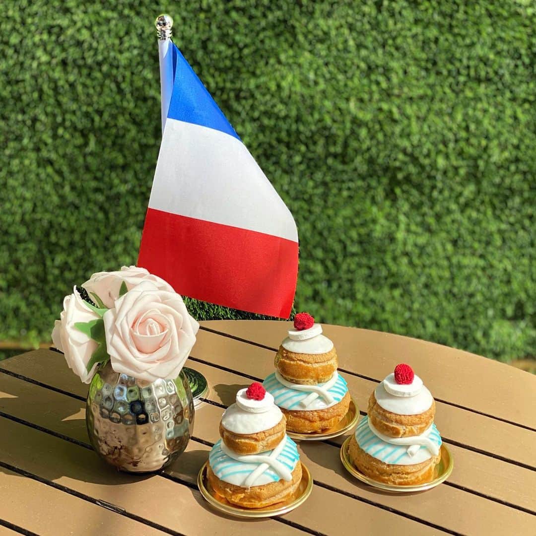 DOMINIQUE ANSEL BAKERYさんのインスタグラム写真 - (DOMINIQUE ANSEL BAKERYInstagram)「Happy Bastille Day! 🇫🇷 We’re celebrating in Soho with our Nutella pastry cream-filled Frenchie Religieuse today. #vivelafrance」7月14日 23時22分 - dominiqueansel