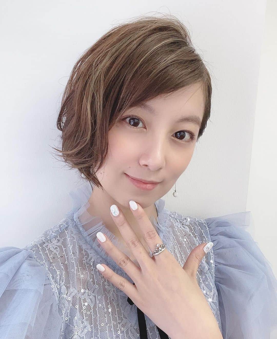 百合沙さんのインスタグラム写真 - (百合沙Instagram)「ABEMAのオールスターリーグ観てくださった皆様ありがとうございます！ 爪と衣装と指輪とピアス見せようとしたらこのポーズになりました。 衣装とリングは2枚目にタグ付けしてます！ ピアス #agatha  #ネイル #リング #yurisa #百合沙 #actress #actriz #japanese #japonesa #ABEMA #麻雀 #麻雀女子」7月14日 23時27分 - dorado.yurisa