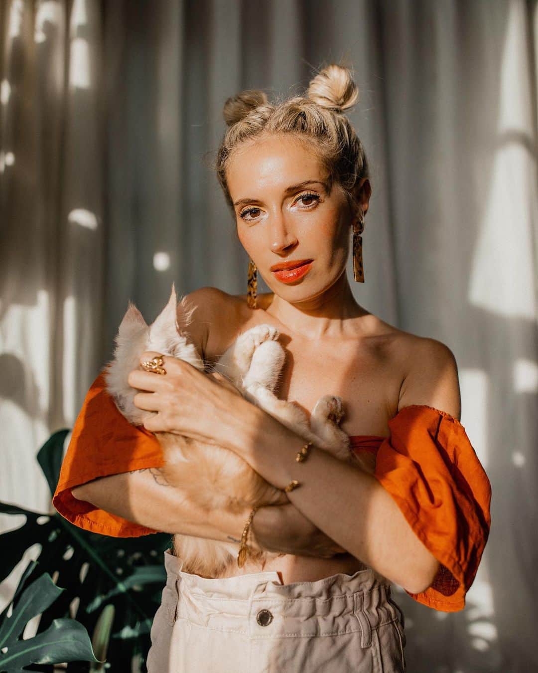 リリー＝ローズ・メロディのインスタグラム：「Cat lady 😽 // Absolutely obsessed with this bedroom light ✨」