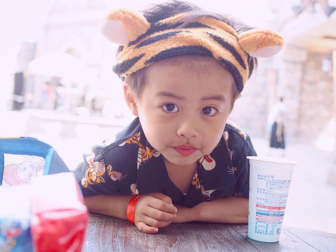 A_kun*mamaさんのインスタグラム写真 - (A_kun*mamaInstagram)「ティガーコーデのあーくんです🐯﻿ ﻿ #彼氏とデートなうに使っていいよ ﻿ 　風に撮ってみたよ😂✌️﻿ ﻿ なかなかチャラい彼氏な感じに﻿ 撮れて満足です😂←﻿ ﻿ ﻿ 親になる前は「息子を彼氏」って﻿ 言ってる人を見ると😂💦﻿ いやいや、それはないない〜﻿ そんなわけ〜🙌﻿ って思ってたけどね😂💦﻿ ﻿ 今はもう﻿ いやいや、それはありあり〜﻿ なんなら彼氏や旦那以上でしょ？←﻿ ﻿ 全力で﻿  #スライディング土下座 だよね🙇‍♀️😂﻿ ﻿ 今日なんかね﻿ いつもの普通のご飯なのに﻿ 「ママが作ったご飯が幼稚園のみんなのママのごはんより﻿ 世界一おいしいよー💓」って﻿ 美味しそうに嬉しそうに沢山食べてくれてね…🥺❤️﻿ ﻿ 「えー幼稚園の誰のママのご飯も食べたことなんてないでしょう？」とツッコミつつも、﻿ なんか泣きそうになるくらいうれしかったな💓🥺☺️﻿ なんなのもう😍😚﻿ 毎日うれしいことばかり言ってくれちゃってさ。ありがとうすぎる😂🙏﻿ その言葉だけでママは頑張れるよ🥺✨﻿ ﻿ ﻿ そしてそれと同時に﻿ うちのパパを筆頭に😂👨←﻿ 世の旦那諸君‼️﻿ 妻の作るご飯を毎日これくらい大袈裟に﻿ 喜んで食べるべし‼️って﻿ 思ったよ😂💢爆　﻿ ﻿」7月14日 23時33分 - aaaooo121