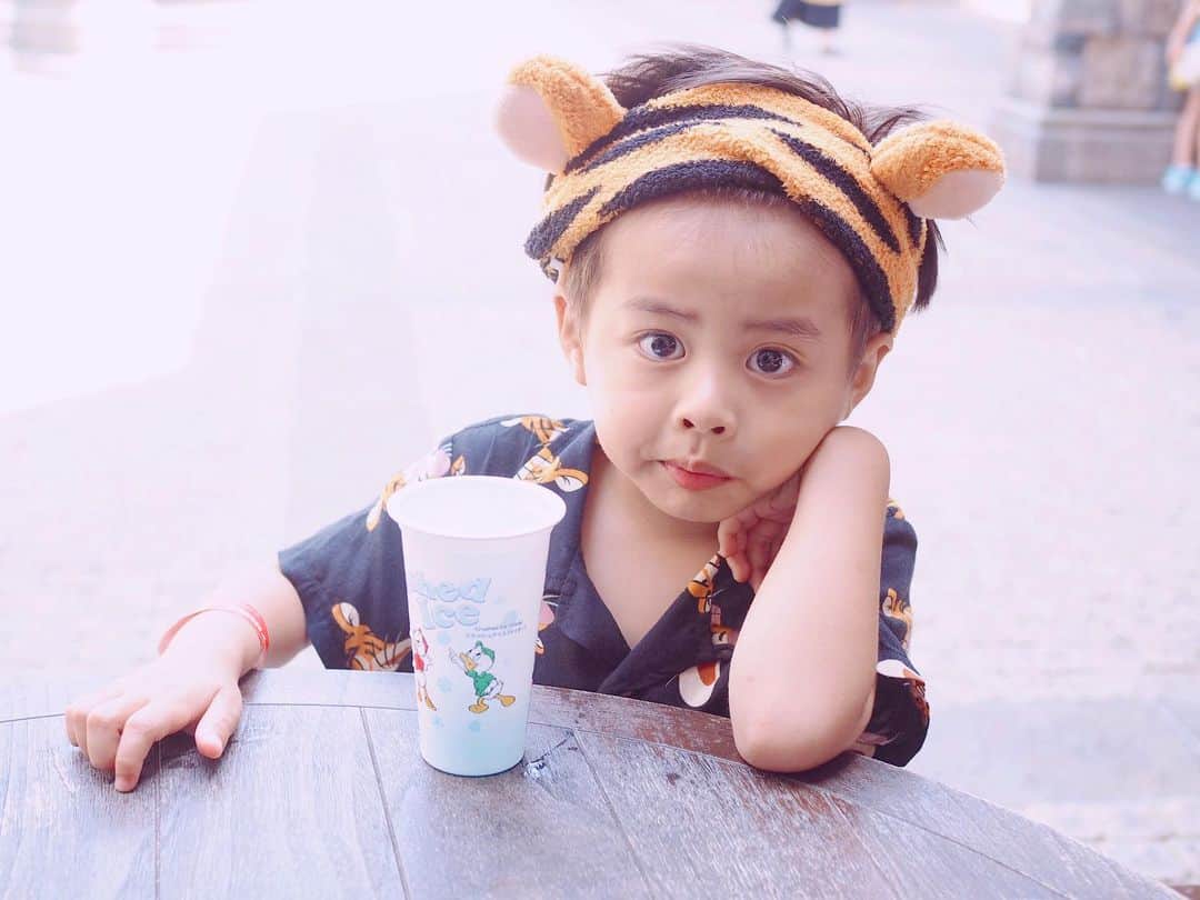 A_kun*mamaさんのインスタグラム写真 - (A_kun*mamaInstagram)「ティガーコーデのあーくんです🐯﻿ ﻿ #彼氏とデートなうに使っていいよ ﻿ 　風に撮ってみたよ😂✌️﻿ ﻿ なかなかチャラい彼氏な感じに﻿ 撮れて満足です😂←﻿ ﻿ ﻿ 親になる前は「息子を彼氏」って﻿ 言ってる人を見ると😂💦﻿ いやいや、それはないない〜﻿ そんなわけ〜🙌﻿ って思ってたけどね😂💦﻿ ﻿ 今はもう﻿ いやいや、それはありあり〜﻿ なんなら彼氏や旦那以上でしょ？←﻿ ﻿ 全力で﻿  #スライディング土下座 だよね🙇‍♀️😂﻿ ﻿ 今日なんかね﻿ いつもの普通のご飯なのに﻿ 「ママが作ったご飯が幼稚園のみんなのママのごはんより﻿ 世界一おいしいよー💓」って﻿ 美味しそうに嬉しそうに沢山食べてくれてね…🥺❤️﻿ ﻿ 「えー幼稚園の誰のママのご飯も食べたことなんてないでしょう？」とツッコミつつも、﻿ なんか泣きそうになるくらいうれしかったな💓🥺☺️﻿ なんなのもう😍😚﻿ 毎日うれしいことばかり言ってくれちゃってさ。ありがとうすぎる😂🙏﻿ その言葉だけでママは頑張れるよ🥺✨﻿ ﻿ ﻿ そしてそれと同時に﻿ うちのパパを筆頭に😂👨←﻿ 世の旦那諸君‼️﻿ 妻の作るご飯を毎日これくらい大袈裟に﻿ 喜んで食べるべし‼️って﻿ 思ったよ😂💢爆　﻿ ﻿」7月14日 23時33分 - aaaooo121