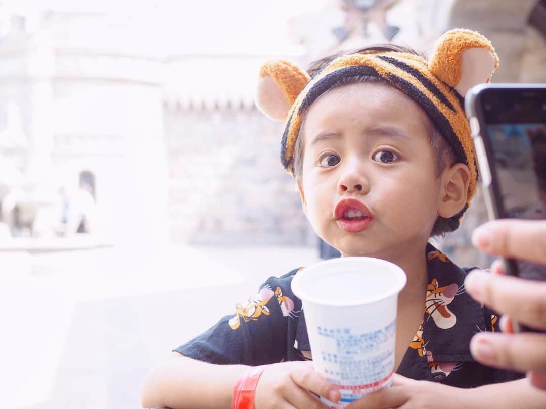 A_kun*mamaさんのインスタグラム写真 - (A_kun*mamaInstagram)「ティガーコーデのあーくんです🐯﻿ ﻿ #彼氏とデートなうに使っていいよ ﻿ 　風に撮ってみたよ😂✌️﻿ ﻿ なかなかチャラい彼氏な感じに﻿ 撮れて満足です😂←﻿ ﻿ ﻿ 親になる前は「息子を彼氏」って﻿ 言ってる人を見ると😂💦﻿ いやいや、それはないない〜﻿ そんなわけ〜🙌﻿ って思ってたけどね😂💦﻿ ﻿ 今はもう﻿ いやいや、それはありあり〜﻿ なんなら彼氏や旦那以上でしょ？←﻿ ﻿ 全力で﻿  #スライディング土下座 だよね🙇‍♀️😂﻿ ﻿ 今日なんかね﻿ いつもの普通のご飯なのに﻿ 「ママが作ったご飯が幼稚園のみんなのママのごはんより﻿ 世界一おいしいよー💓」って﻿ 美味しそうに嬉しそうに沢山食べてくれてね…🥺❤️﻿ ﻿ 「えー幼稚園の誰のママのご飯も食べたことなんてないでしょう？」とツッコミつつも、﻿ なんか泣きそうになるくらいうれしかったな💓🥺☺️﻿ なんなのもう😍😚﻿ 毎日うれしいことばかり言ってくれちゃってさ。ありがとうすぎる😂🙏﻿ その言葉だけでママは頑張れるよ🥺✨﻿ ﻿ ﻿ そしてそれと同時に﻿ うちのパパを筆頭に😂👨←﻿ 世の旦那諸君‼️﻿ 妻の作るご飯を毎日これくらい大袈裟に﻿ 喜んで食べるべし‼️って﻿ 思ったよ😂💢爆　﻿ ﻿」7月14日 23時33分 - aaaooo121