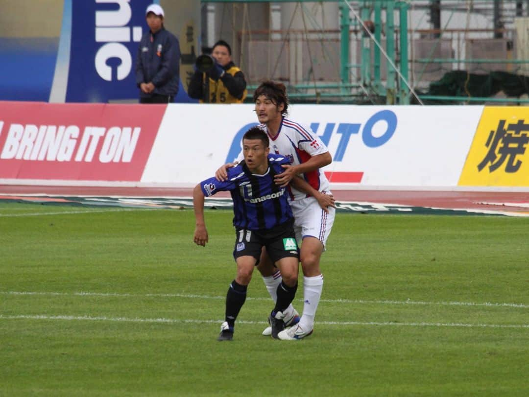 播戸竜二さんのインスタグラム写真 - (播戸竜二Instagram)「『なつかシリーズ⑥①』 ・ 大宮vs東京V⚽️ 初解説でした🎤 #バンド解説 たくさんの感想ありがとうございました。 いろいろ勉強して、また次に向かいます！ また次の解説の前には告知します🙇 ・ ・ 今回のなつかシリーズは、ファン感謝祭2008年です！ ・ ・ 最近ミヌから、 @minwoo_10  私もなつかシリーズに登場しますか？ って聞かれた。（笑） ・ もちろん登場するよ！ただ、まだ2008年や！って言いました。 ・ もう飽きてる人もいると思うけど、俺のサッカー人生の振り返りだと思って書いています。（笑） ・ ・ 聡太、ミチとの「羞恥心」 江坂のカラオケボックスで、めちゃくちゃ練習しました。 （笑） ・ 当日は大成功！練習は裏切りません！ ・ 敦志とフクとタケ。 パンチ効いてました😳 ・ FC東京戦。 シオとモニとの対決⚽️ ・ この2人は、ナオの取り合いしてました😁 ・ 相変わらずブラジル人とは仲が良いです🇧🇷 ・ ヴィッセル神戸時代以来にアタリバが京都サンガに帰ってきた！⚽️ ・ サッカーの為なら、地球の反対側まで来る、ブラジル人のメンタリティーには脱帽です！ ・ ・ まだまだお付き合いください！ ・ ・ #羞恥心 #やり切りました #そろそろ #クラブワールドカップです」7月14日 23時35分 - ryuji_bando