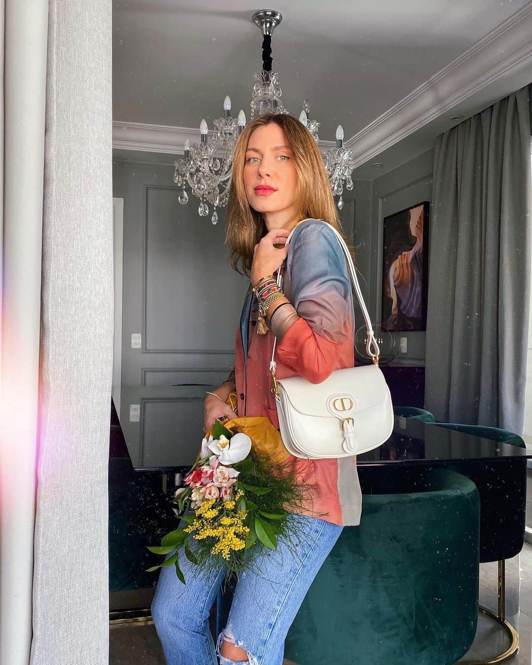 Glam4Youのインスタグラム：「Que honra em apresentar a vocês a #diorbobby, a nova queridinha @Dior. Bobby é o nome do cãozinho de Monseuir Dior, e como ele amava esse nome, batizava todas as novas peças que ele achava que seriam “estouro em venda” de Bobby. Por isso,  @mariagraziachiuri batizou essa bolsa linda de Bobby. Bacana a história, né? São vários tamanhos, cores e monograma, eu simplesmente apaixonei. #suppliedbydior @dior  Já à venda.」
