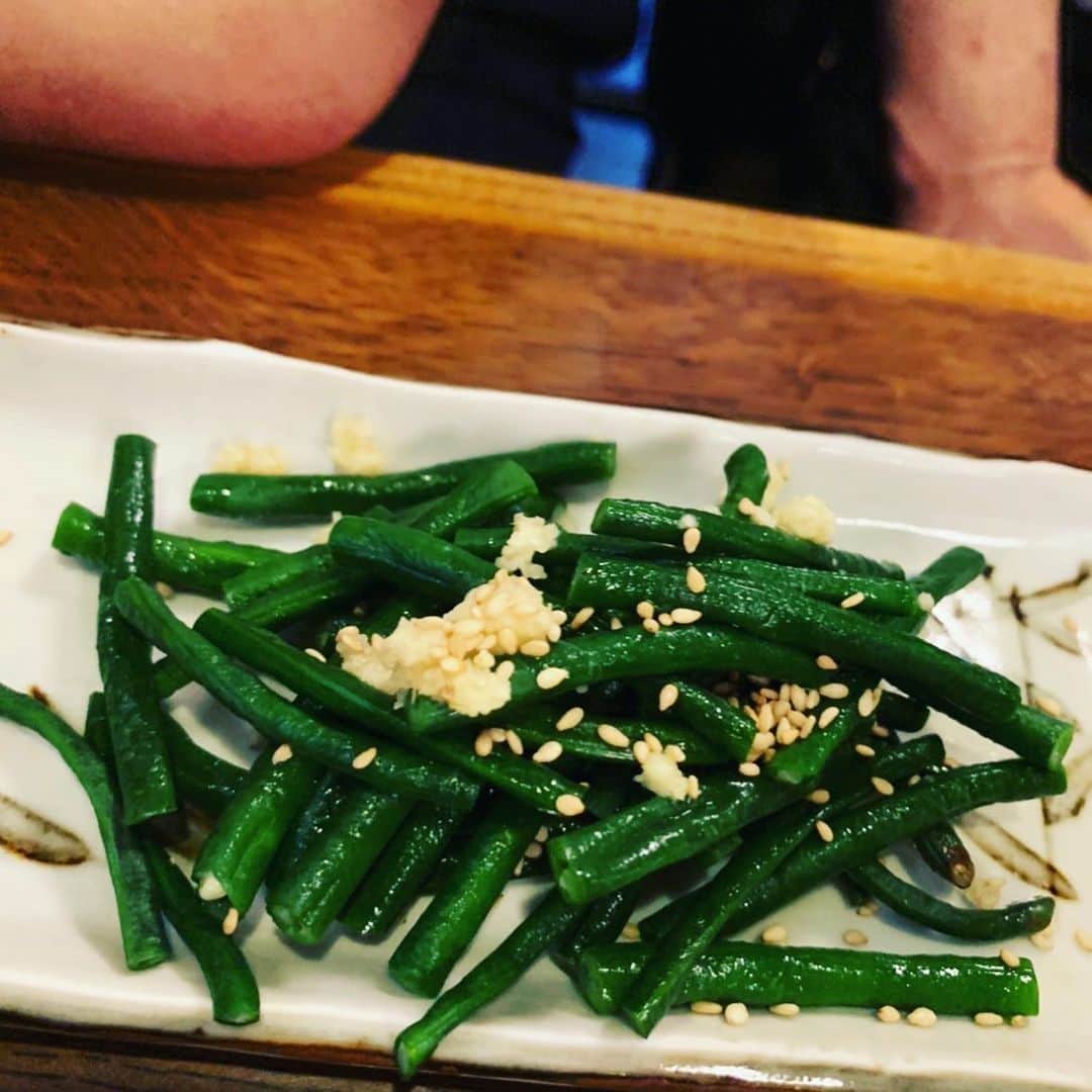 のインスタグラム：「市場の仕入れ後旨い食べ物新しい料理の提供の勉強の為に名古屋へ〜 どこのお店でも十六ササゲ、ハモが置いてあり季節感ってとても大切！って感じました この時期松茸も出回ったりして案内もらうのですが絶滅危惧種に選ばれたので…気になるから明後日は青果にも行ってみようと思います！ 本日も魚金を応援して頂きありがとうございます。  仕入部　片之坂 #魚金 #新橋#新橋居酒屋#居酒屋#銀座#京橋#ハモ#海鮮丼#刺身#吉祥寺#中落ち#池袋#タコ#鶴屋町#刺身盛り合わせ#パエリア#渋谷#魚好きと繋がりたい #レモンサワー#ウニ#松茸#横浜グルメ#飲酒タグラム #野菜たっぷり#日本酒好きな人と繋がりたい #どんぶり#うなぎ#ステーキ#金目鯛 #yummy」