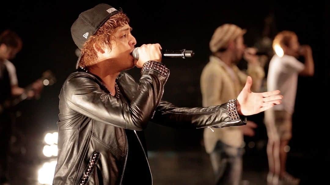 ORANGE RANGEのインスタグラム：「2013年にZepp Tokyoで開催したコンセプトツアー『RANGE AID+ presents “RWD← SCREAM 013”』より、「ミチシルベ 〜a road home〜」の #レンジのライブ 映像公開📺 ライブ終盤に披露された壮大なシンガロング・ナンバーです👨🏻‍🎤👨🏼‍🎤👨🏽‍🎤 https://youtu.be/5-TgTnHvfd4  🍊ORANGE RANGE Haisai🍊 dTVほか主要配信サイトおよび各サブスクリプションサービスでも配信開始🎧 https://jvcmusic.lnk.to/ORANGERANGE  @orangerange_official」