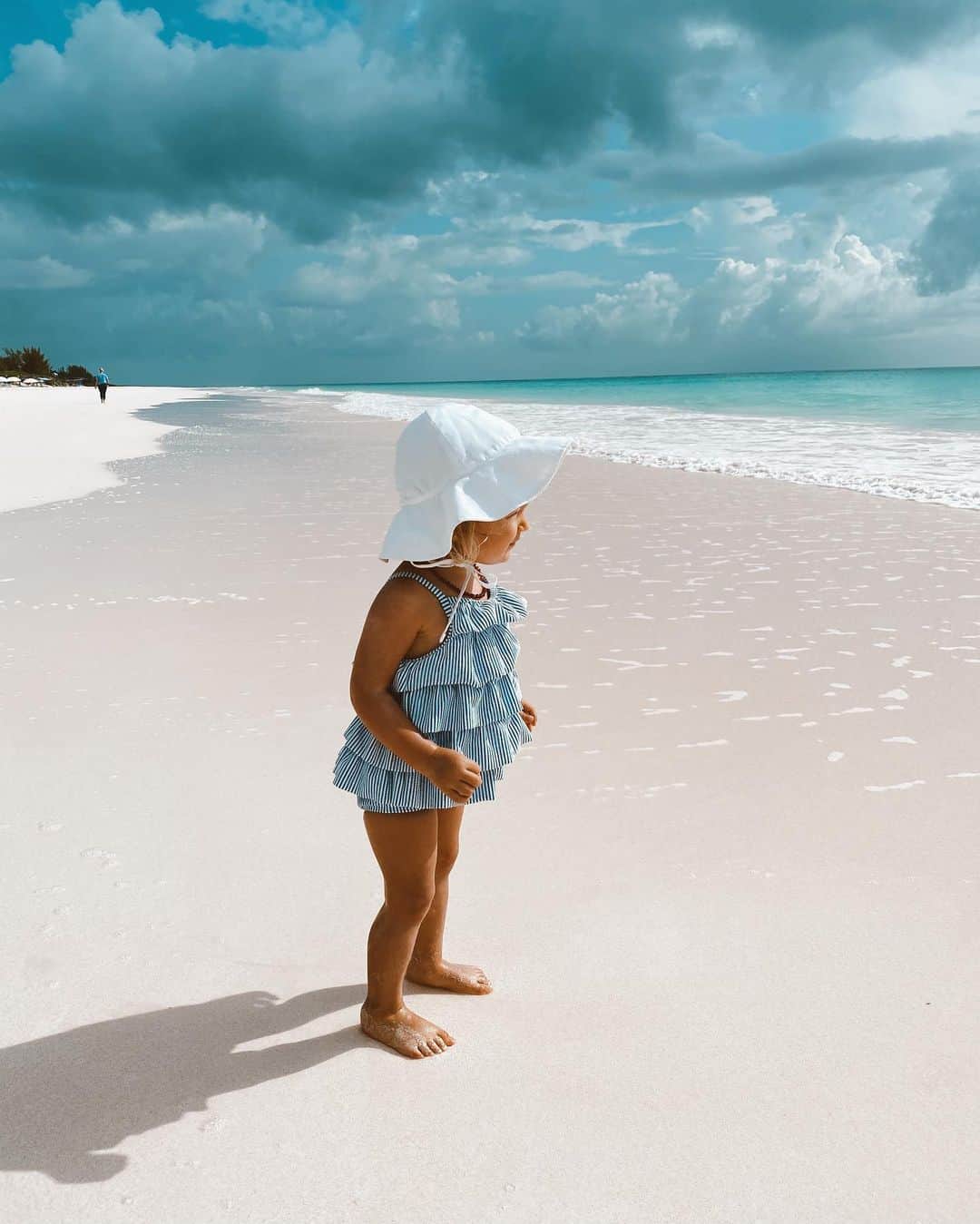 ヴィタ・シドルキナのインスタグラム：「Early morning when no one is on the beach💙」