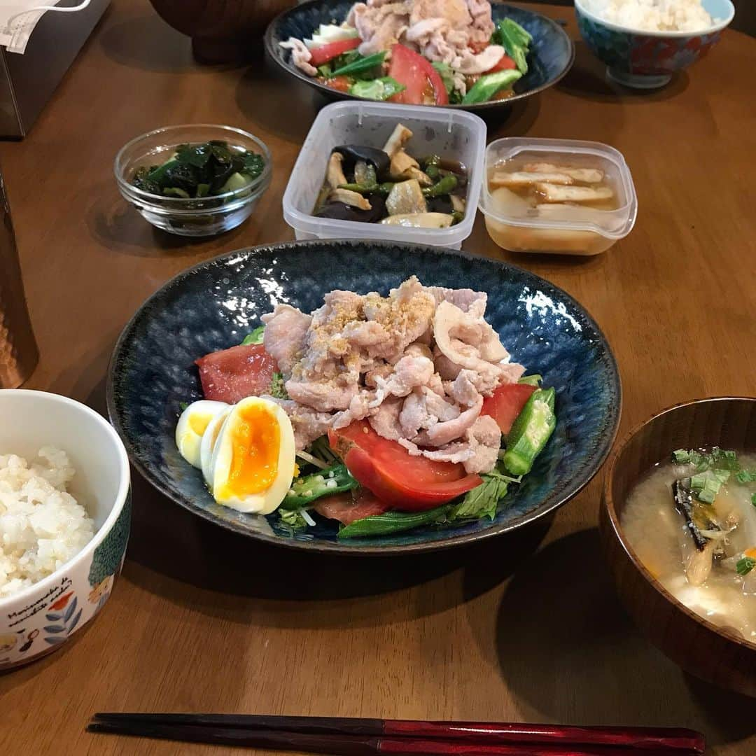 宮脇静香さんのインスタグラム写真 - (宮脇静香Instagram)「イカが美味しすぎて久々にごはんの投稿！笑 朝ごはん作りながら夜ご飯の準備すれば 満足に料理できる😊 どれも簡単ですが😊 . 【メニュー】 ★カボチャコロッケ（と、おやき笑） 余ってた牛肉のしぐれ煮とレンチンたまねぎ、白胡椒&塩、チーズ混ぜただけ  ★コールスローサラダ 朝食欲なかった旦那ちゃんの朝の残り  ★山芋とかまぼこのわさび醤油あえ これなかなかイケた！ 冷凍してたかまぼこ消費したくて作ったんだけど、 かまぼこって冷凍できんのんだね笑 もそもそ&水分じゅわーになった、、 だからこそ山芋と合ったかも  ★ピーマンしめじ桜えびのきんぴら ★おばあちゃんちの畑のトマト ★あぶりイカ ★イカゲソの煮物 甘めにするのが好き  ★白米&玄米ミックスごはん 初めて土鍋で炊いてみた！ 簡単だし、時間が経ってもふわふわ^^ 土鍋の気密性高めるために、 炊飯中蓋に開いてる穴はお箸で塞いじゃいました🥢 今まで圧力鍋で炊いてたけど かったくなるし、炊飯時間が土鍋と全く一緒😅 . お父さんが釣ったイカ🦑実家が送ってくれたん☺️ イカ刺しが好きだったけど、 このイカを焼いて醤油マヨで食べて 「イカは絶対これ！！！」てなった🦑 身が分厚くて、屋台のイカ焼きや イカのソテーとかとは全く別物🦑 うますぎる！みんなに食べてもらいたい！笑 . 今うちの小さな冷蔵庫と冷凍庫は 実家&親戚が送ってくれた食料がテトリス状態😊 他のメニューもこっちで買ったものはほぼなし笑 ありがたすぎる、、 大切に食べたいけどはやく食べなきゃダメになる🍆 . pic2とかpic3は食べかけです。しかもタッパーのまま笑 豚しゃぶしたいのに豚こましかない！て時も 重曹水で少し浸けるだけで激やわうまうまになる🐷 もうしゃぶしゃぶ用肉わざわざ買わない😂 #子育て#育児#男の子ママ#7ヶ月baby#生後7ヶ月#7ヶ月ベビー#7ヶ月男の子#赤ちゃん#赤ちゃんのいる生活#料理#献立#メニュー#カボチャコロッケ#きんぴら#かぼちゃ料理#土鍋#土鍋ごはん#料理初心者#料理すき#豚肉レシピ#豚しゃぶ#豚しゃぶサラダ」7月15日 0時03分 - shizukaaa8