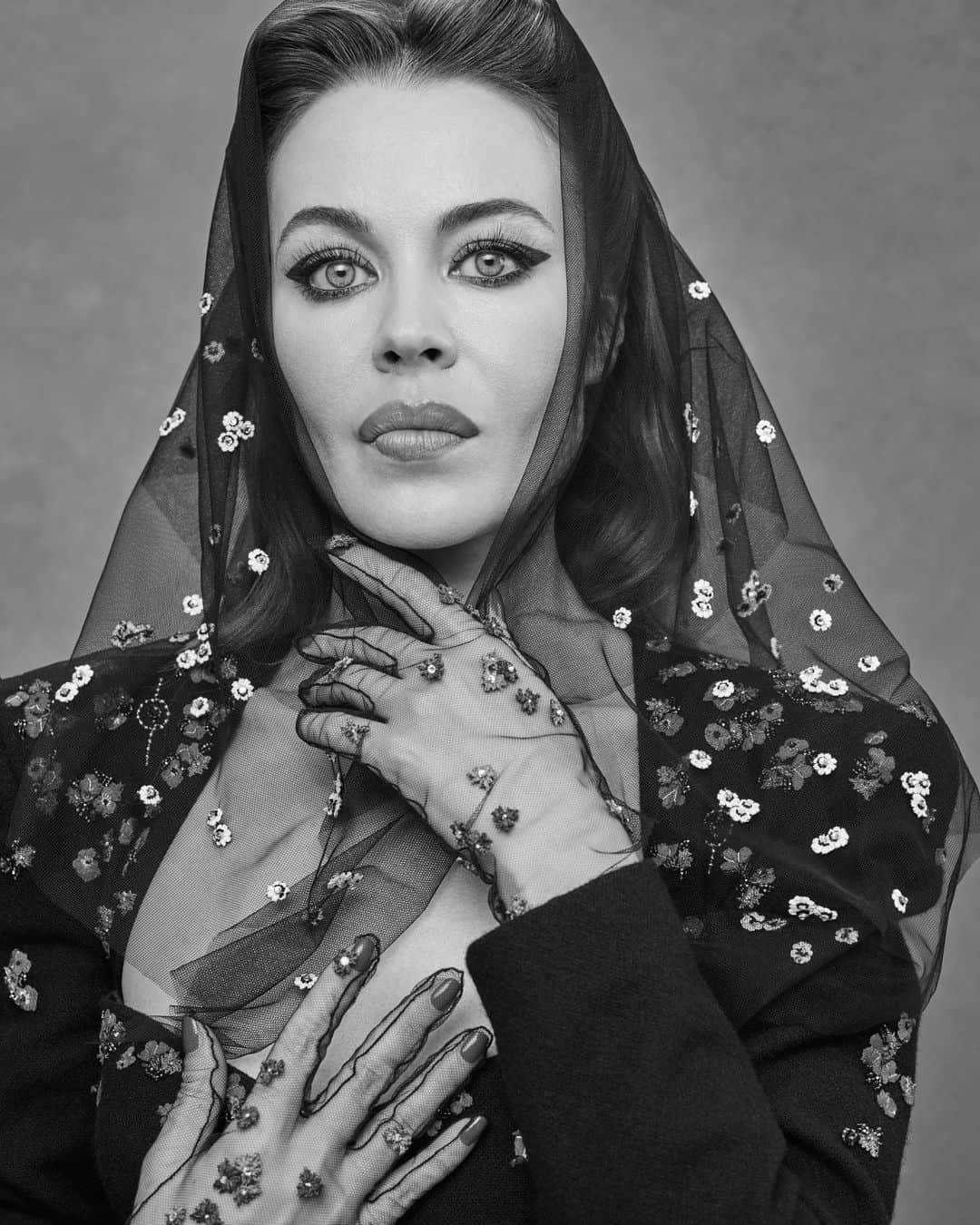 ウリヤナ・セルギエンコのインスタグラム：「Embroidered kerchief, dress and gloves from @ulyana_sergeenko_moscow Fall-Winter 2020/2021 Couture collection」