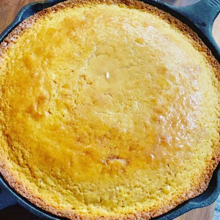 ケリスのインスタグラム：「Good morning to you . Sweet summer corn and candied ginger cornbread . Game changer #cornbread #breakfast #thebest #foodies #cheflife #delicious #quarentinesnacks #goldmine #food #morning #foodporn」