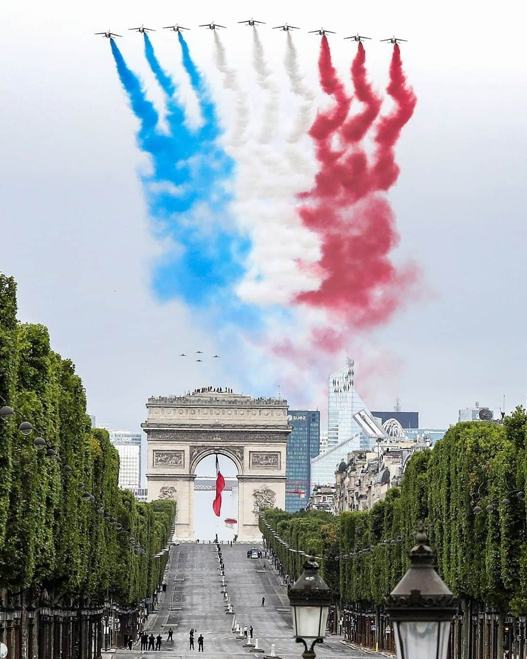 パリ・サンジェルマンFCさんのインスタグラム写真 - (パリ・サンジェルマンFCInstagram)「Bonne #FeteNationale à tous les supporters parisiens partout dans le monde 🇫🇷 Avec une pensée particulière pour le personnel soignant à qui ce #14juillet est dédié ❤️💙 Happy #BastilleDay everyone 🇫🇷」7月15日 0時20分 - psg