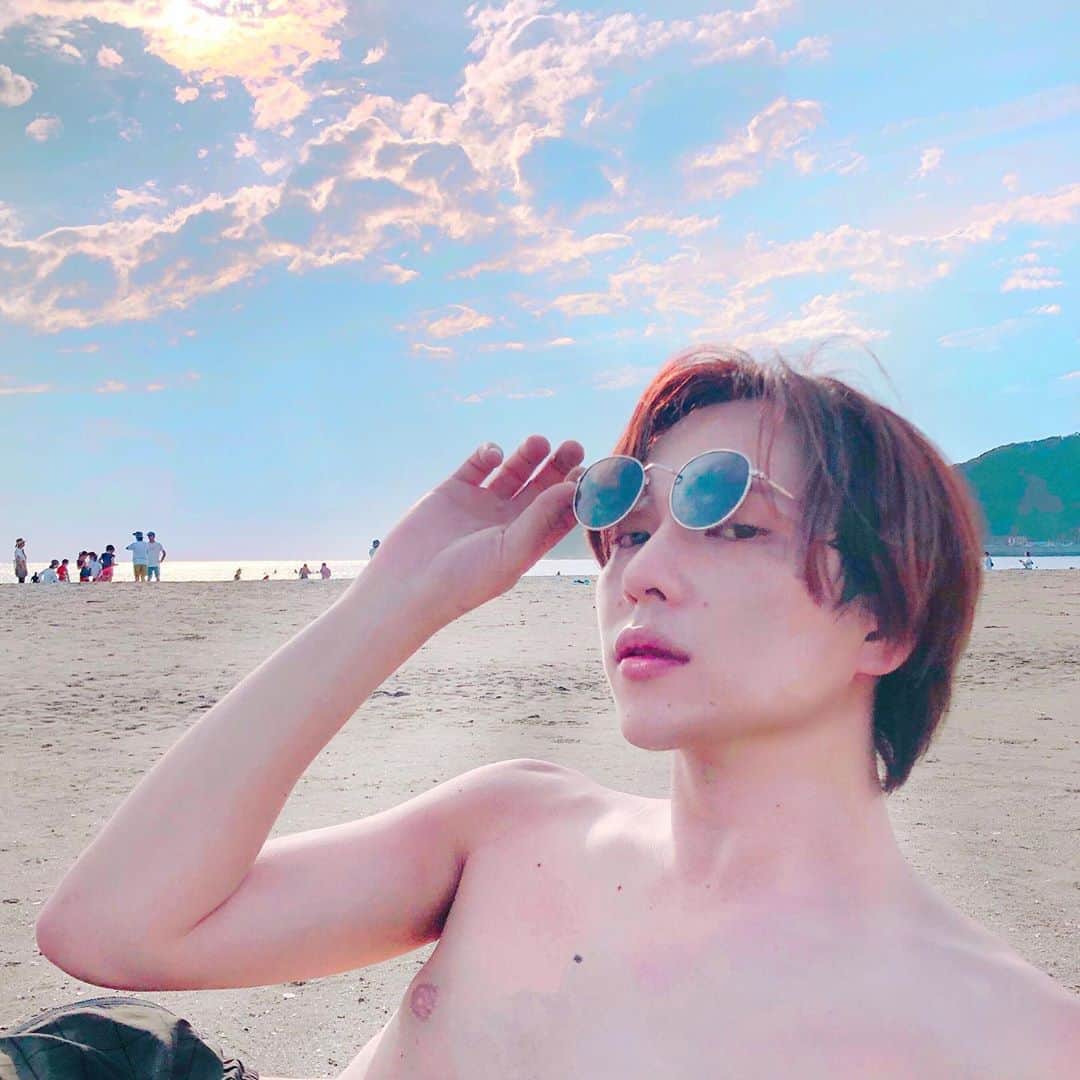 のインスタグラム：「先日久々に海へ🏖﻿ ﻿ 本当に素敵な日だった🥺❤️﻿ ﻿ 日焼け止めぬったのに次の日気付いたら全力で日焼け☀️﻿ ﻿ 悲しみの舞。たのしかったからいいか。﻿ ﻿ では今日もいい夜を🌉」