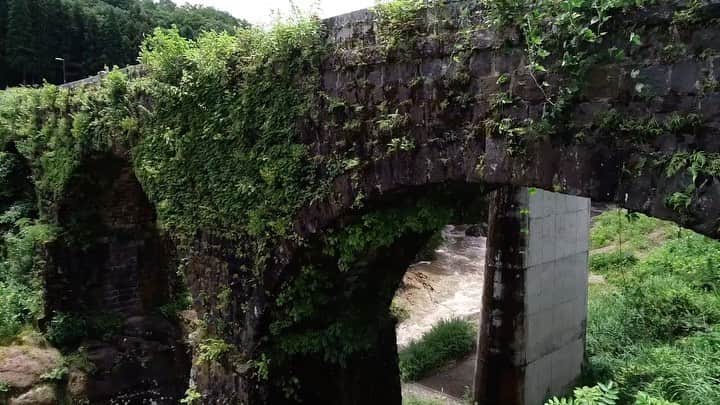 のインスタグラム：「ゆ〜わくワイド内、 7月15日水曜日の「おがブラ」は宇佐市編。院内、安心院をぶらりしてきました。 題して「石⁉️あるところに道は開ける」 今回もポイントポイントで撮影したドローン映像で石橋の映像を作ってみました。その美しさを見ていただけたらうれしいです。😀 最近、外国の方も見てくれているので英語でも少し字幕つけました。 15日の17時台の放送です。  #wilier  #lovemywilier  #wiliercento1ndr #wiliertriestina #oita #ドローン」