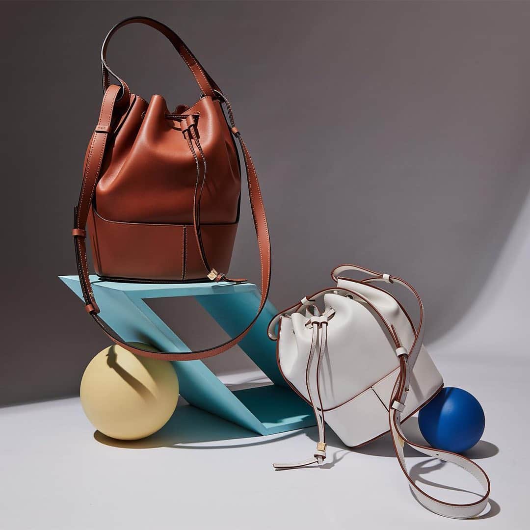 のインスタグラム：「The @loewe Balloon bag is as beautiful to look at as it is to wear.」