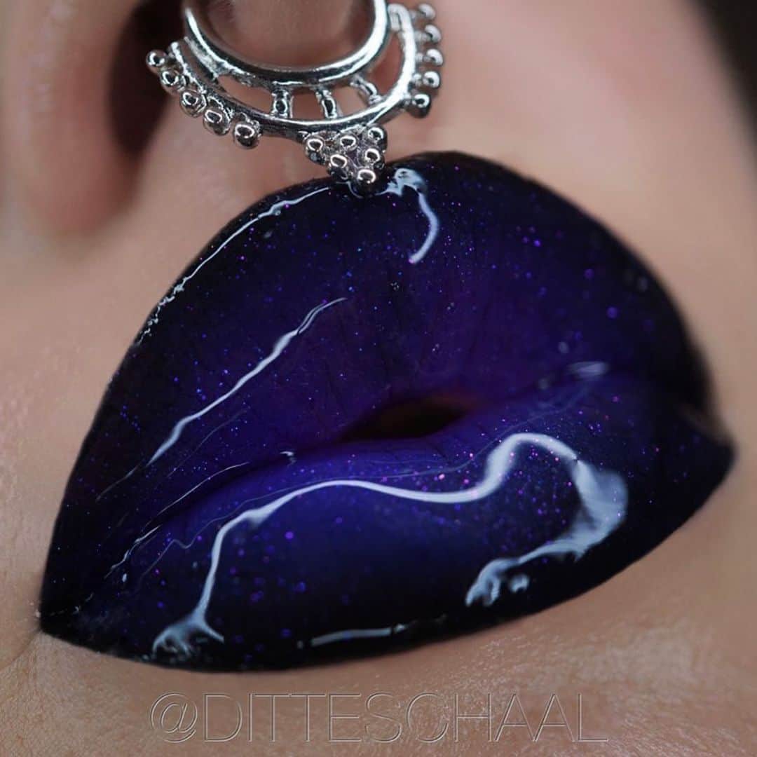 Jeffree Star Cosmeticsさんのインスタグラム写真 - (Jeffree Star CosmeticsInstagram)「Out of this world 🌌 @ditteschaal created this lip using our #velourliquidlipstick in the shade Weirdo 🖤 #jeffreestarcosmetics」7月15日 0時28分 - jeffreestarcosmetics
