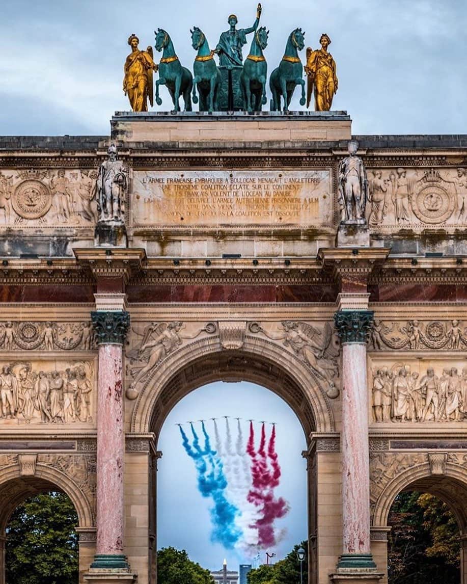 ルーブル美術館さんのインスタグラム写真 - (ルーブル美術館Instagram)「. 🇫🇷 Bonne #FêteNationale ! 🎉 🎆 Bravo @dessinateurs pour cette belle photo de la @patrouilledefrance survolant l’Arc du Carrousel ! ✈️ - - - - 🌎 It’s #BastilleDay in France! 🇫🇷🎉 Congrats @dessinateurs for this nice picture of the « Patrouille de France » flying over the Arc du Carrousel! 🤩 . . . #14juillet #Louvre #MuséeDuLouvre  #PatrouilleDeFrance #Paris #ArcDuCarrousel」7月15日 0時28分 - museelouvre