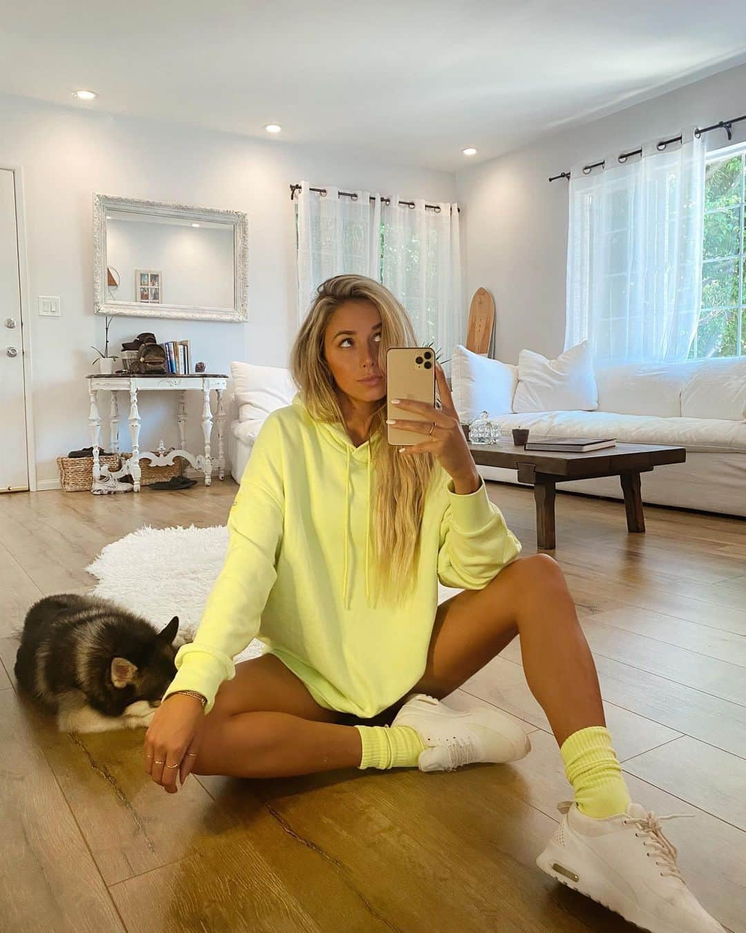 Daniella Graceさんのインスタグラム写真 - (Daniella GraceInstagram)「I’m either in sweats or bikinis.. there’s no in-between..⚡️ my favorite color yet just dropped ‘Shock Yellow’ ⚡️ @aloyoga」7月15日 0時28分 - daniellagrace