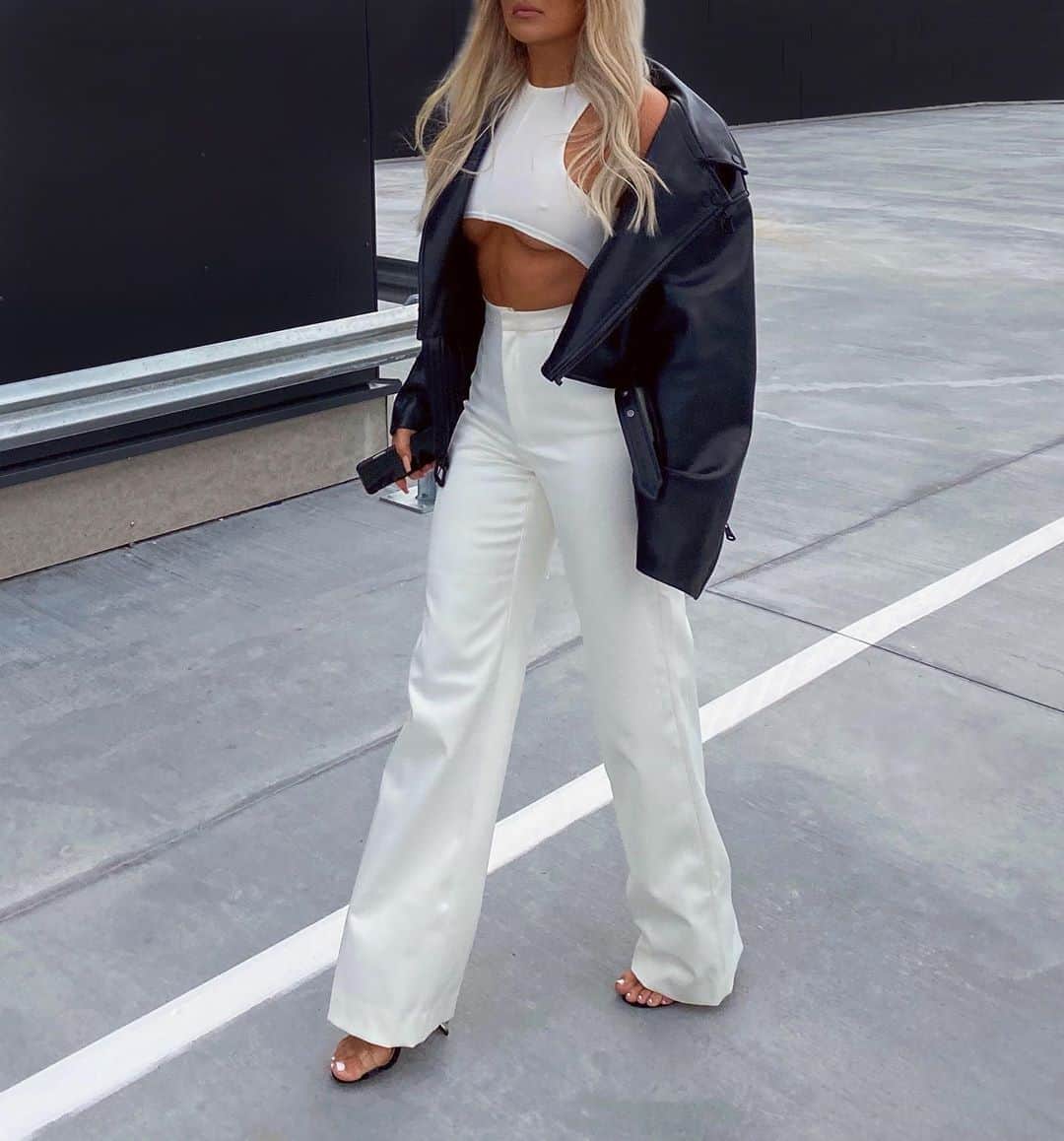 ファニー・リックマンのインスタグラム：「Got a little dressed up the other day and FYI these pants are my new obsession 🖤」