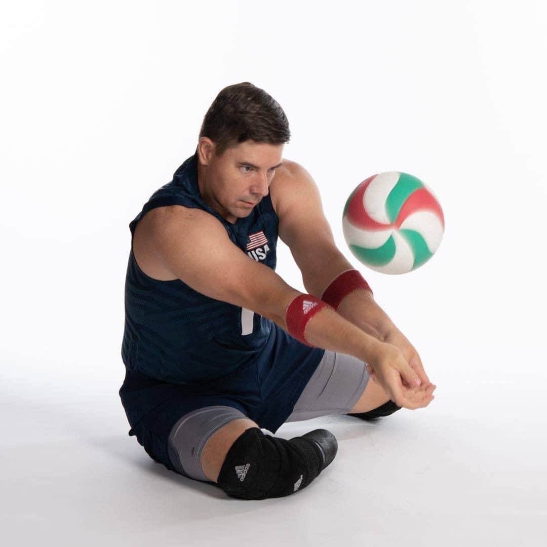 USA Volleyballさんのインスタグラム写真 - (USA VolleyballInstagram)「When he's not on the court with the U.S. Men's Sitting National Team, @sweardog13 has devoted much of his life to emergency medical care. Recently, his experience has made him a sought after clinician to assist with medical services, including teaching ventilator use to treat COVID-19.  Read the full story at www.usavolleyball.org #sittingvolleyball #covid19」7月15日 0時45分 - usavolleyball