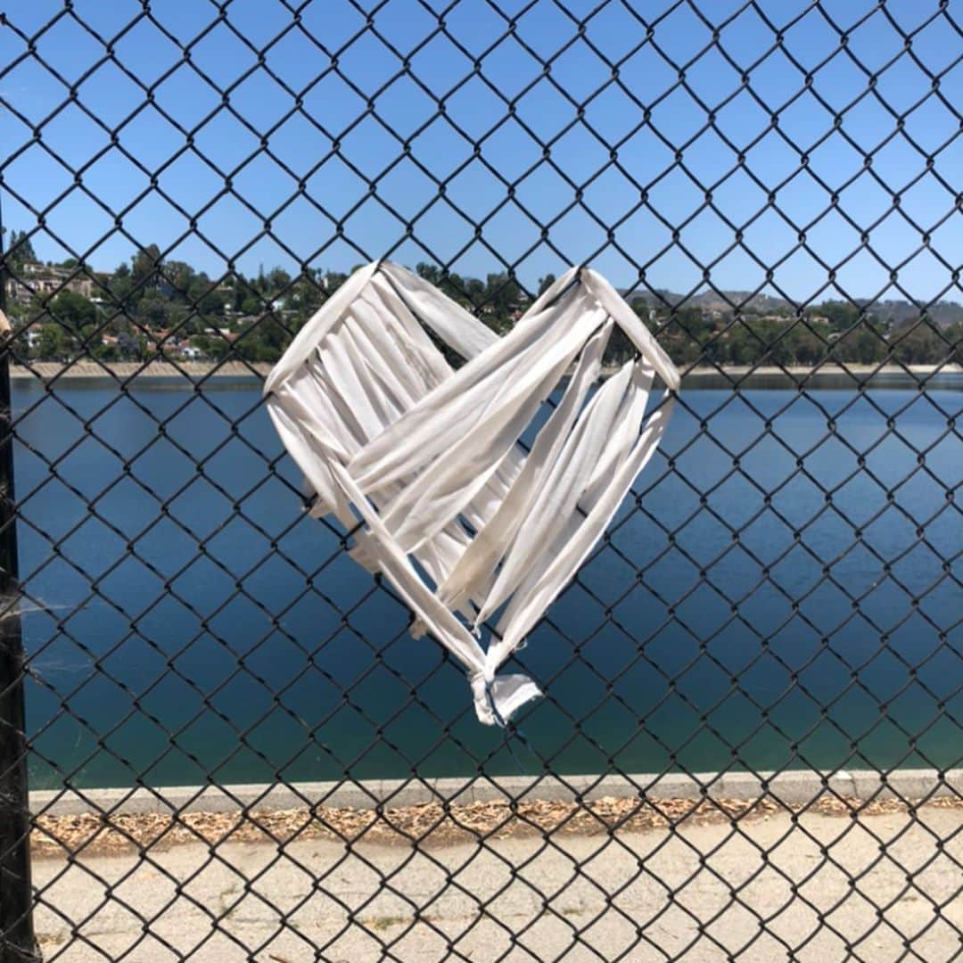 T・J・サインのインスタグラム：「How are you doin? You holdin up? I’m sending you all some more ❤️ from Los Angeles 😀」