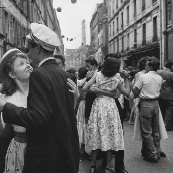 イネスドゥラフレサンジュさんのインスタグラム写真 - (イネスドゥラフレサンジュInstagram)「Happy Bastille Day from Paris 🎈🇫🇷 Bal des pompiers - 14 juillet 1955 #inesdelafressange #inesdelafressangeparis #bastilleday #14juillet」7月15日 0時49分 - inesdelafressangeparis