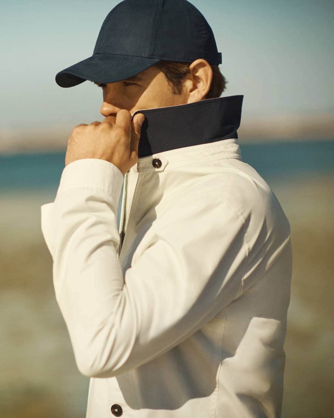ハケットのインスタグラム：「Sometimes, it’s the simplest pieces that make the biggest impact. Make a statement this summer with our off-white and navy Harrington jacket – perfect for every single occasion. Shop via the link in bio. #STAYHackett」