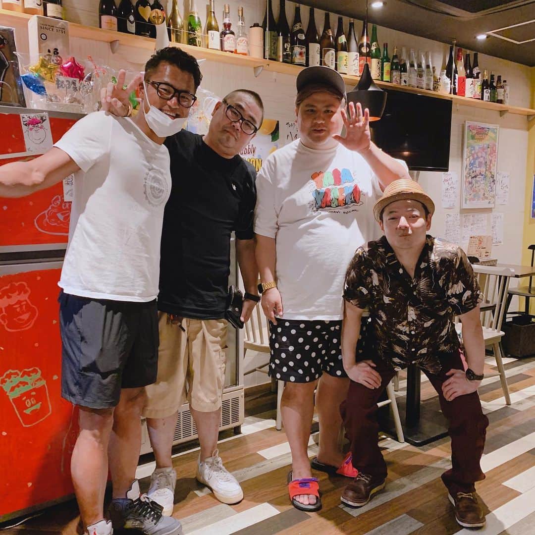 池田真一のインスタグラム：「僕が20歳ぐらいの時にお世話になった神戸のパン屋さんフロインドリーブの先輩方がこっちこっち〜に来てくれました！  16年ぶりに会ってめちゃくちゃ嬉しくて楽しくて最高でした！  フロインドリーブ最高！！」