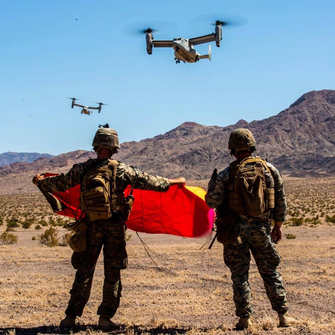 アメリカ海兵隊さんのインスタグラム写真 - (アメリカ海兵隊Instagram)「In the Zone  Marines with Weapons Company, Battalion Landing Team 1/4, @15thmeu, signal the landing zone during a tactical recovery of aircraft and personnel at @thecombatcenter.  TRAP training prepares Marines to recover isolated sensitive material and personnel in the event of a downed aircraft. (U.S. Marine Corps photo by Lance Cpl. Mackenzie Binion)  #USMC #Marines #Military #Aircraft」7月15日 1時00分 - marines