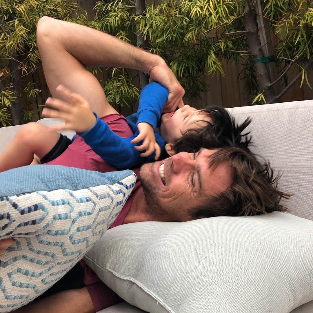 クリスティン・ヒルデブランドのインスタグラム：「Photos and moments I want to live on my grid forever. Hide and seek with hints. Rhett: “were out here, behind the pillows” 😂」