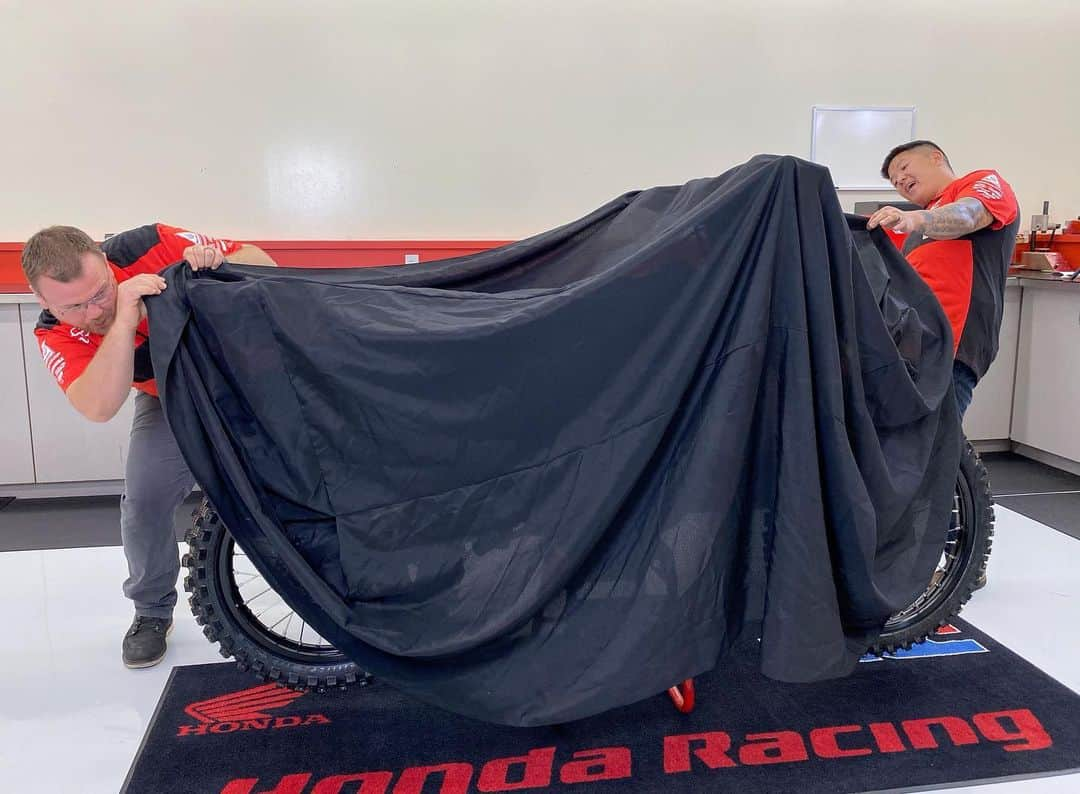 Honda Powersports USさんのインスタグラム写真 - (Honda Powersports USInstagram)「All new for 2021… Tune in at 10 a.m. PST to see what’s under the cover.」7月15日 1時03分 - honda_powersports_us