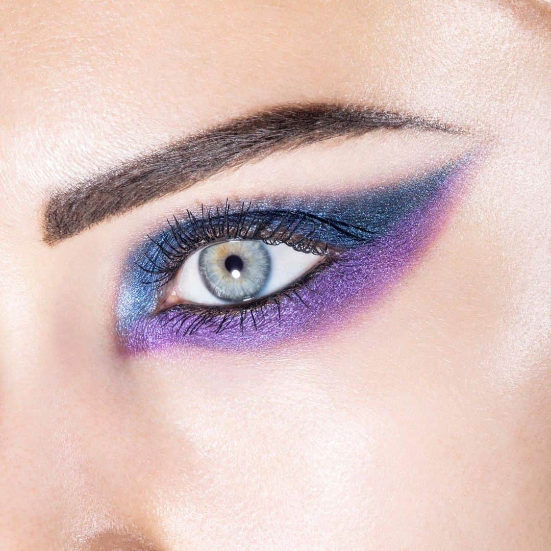 Revlonさんのインスタグラム写真 - (RevlonInstagram)「Spread your wings like #RevlonxWW84 ⚡This bold 80’s inspired eyeshadow is what we like to call glamazon warrior chic ✨ . Crushing on these shadows? They’re in our limited edition #RevlonxWW84 Face & Palette   Comment with a 💜 if you’re excited to see the @wonderwomanfilm」7月15日 1時08分 - revlon
