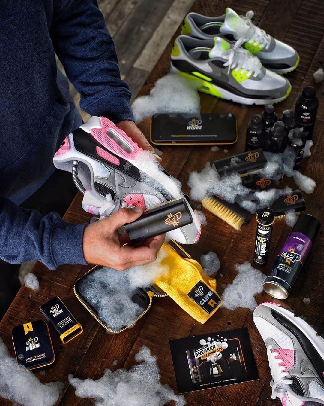 Foot Lockerさんのインスタグラム写真 - (Foot LockerInstagram)「Treat those kicks right! 🚿 Grab the #crepprotect Cure kit online & in-store.」7月15日 1時05分 - footlocker