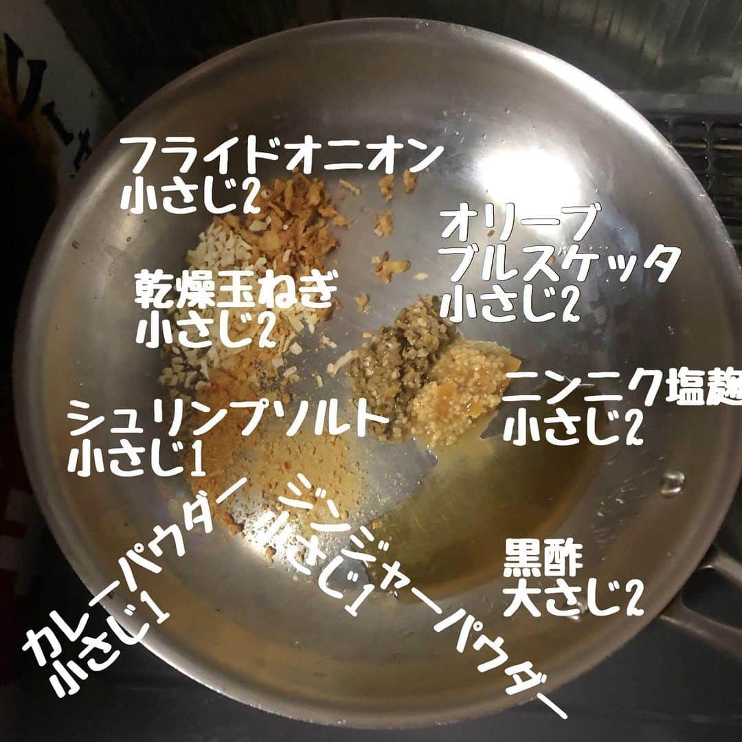 直樹 加藤さんのインスタグラム写真 - (直樹 加藤Instagram)「.. やっぱり、炒め物は、旨味出汁炒めです。  この調理の元ネタは、中華の女性シェフと言えばな、五十嵐美幸シェフの青梗菜炒めがベースになってます。  この調理のポイントは、一つの皿の中の全ての野菜がアルデンテに火を通す事ですね。  この料理だと、にんじんとゴボウ、ニンニクの芽と空芯菜、辛味唐辛子と3つのグループに分けて時間差で加熱していきます。  なので、にんじん、ゴボウも柔らかく、空芯菜、ニンニクの芽、辛味唐辛子も適切な火の通し加減で仕上がります。  「旨味出汁炒め」でググると、僕がククパに投稿したレシピが出ますので、料理自慢な方は、是非。  #大文字屋加藤酒店 #京都ワイン #白髪防止 #旨味出汁炒め #ワイン飲みたい #ワイン好きな人と繋がりたい #デイリーワイン #安ウマワイン #料理好きな人と繋がりたい」7月15日 1時06分 - daimonjiyakatonaoki