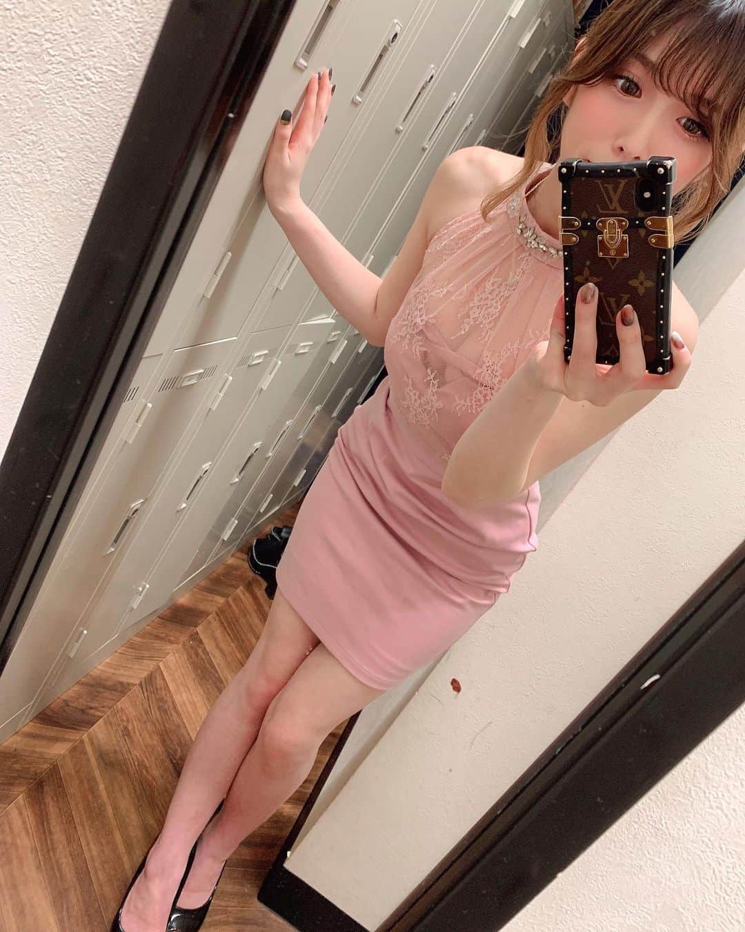 うららのインスタグラム：「・ ・ ・ またまたにゅーどれす👗 こちら中々えっちで かわいいいい👏💗💗 ・ @vellugue_keiyo  @vellugue_urara_official  #キャバクラ#キャバ嬢 #ヴェルージュ#西船橋 #船橋#錦糸町#歌舞伎町  #お酒好きな人と繋がりたい」